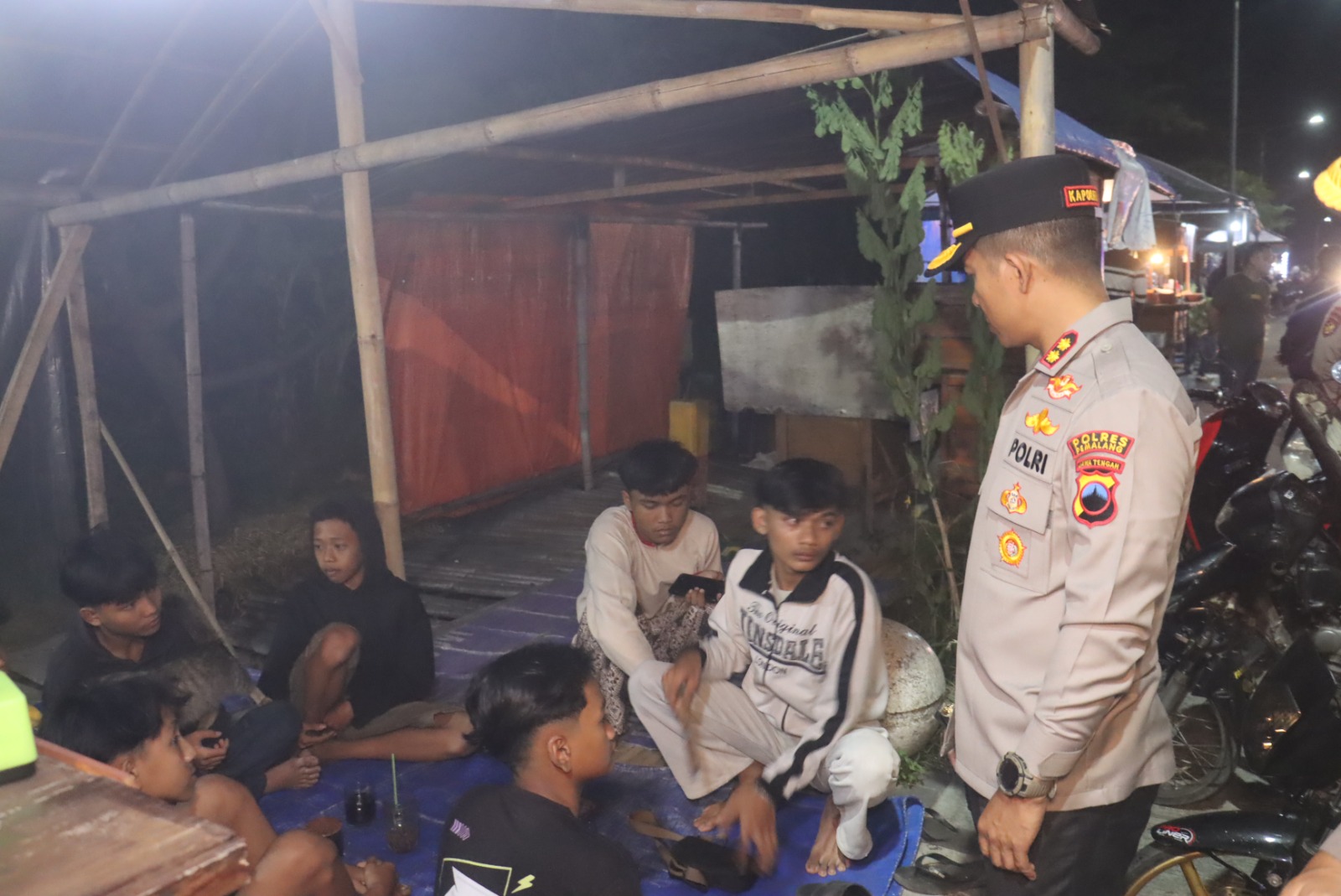 OPERASI -&nbsp;Kapolres Pemalang AKBP Eko Sunaryo saat memimpin langsung operasi premanismen di wilayah hukum setempat,Sabtu malam (11/5/2025).