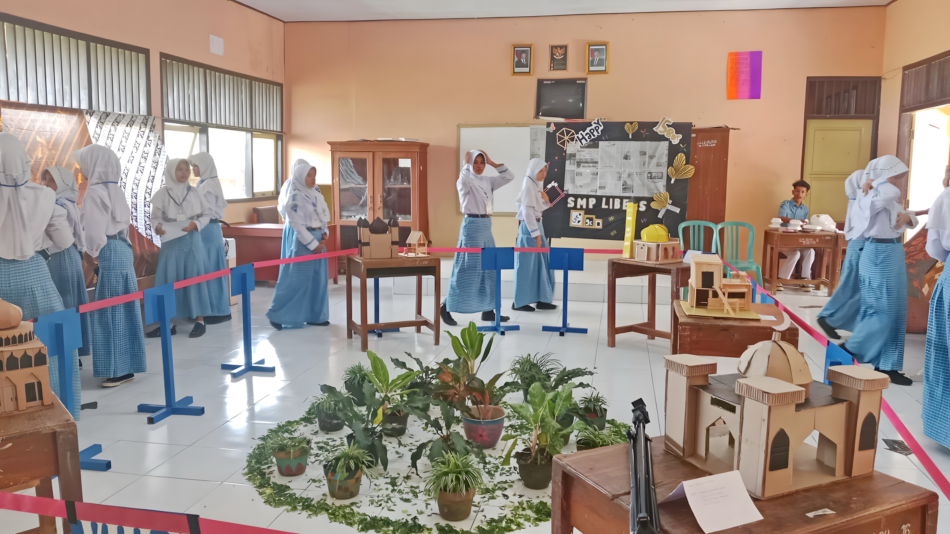 PAMERAN &ndash; Pelajar di SMPN 15 Kota Pekalongan, saat meggelar Pameran Karya, sebagai ruang untuk saling apresiasi dan presentasi di ruang sekolah mereka.