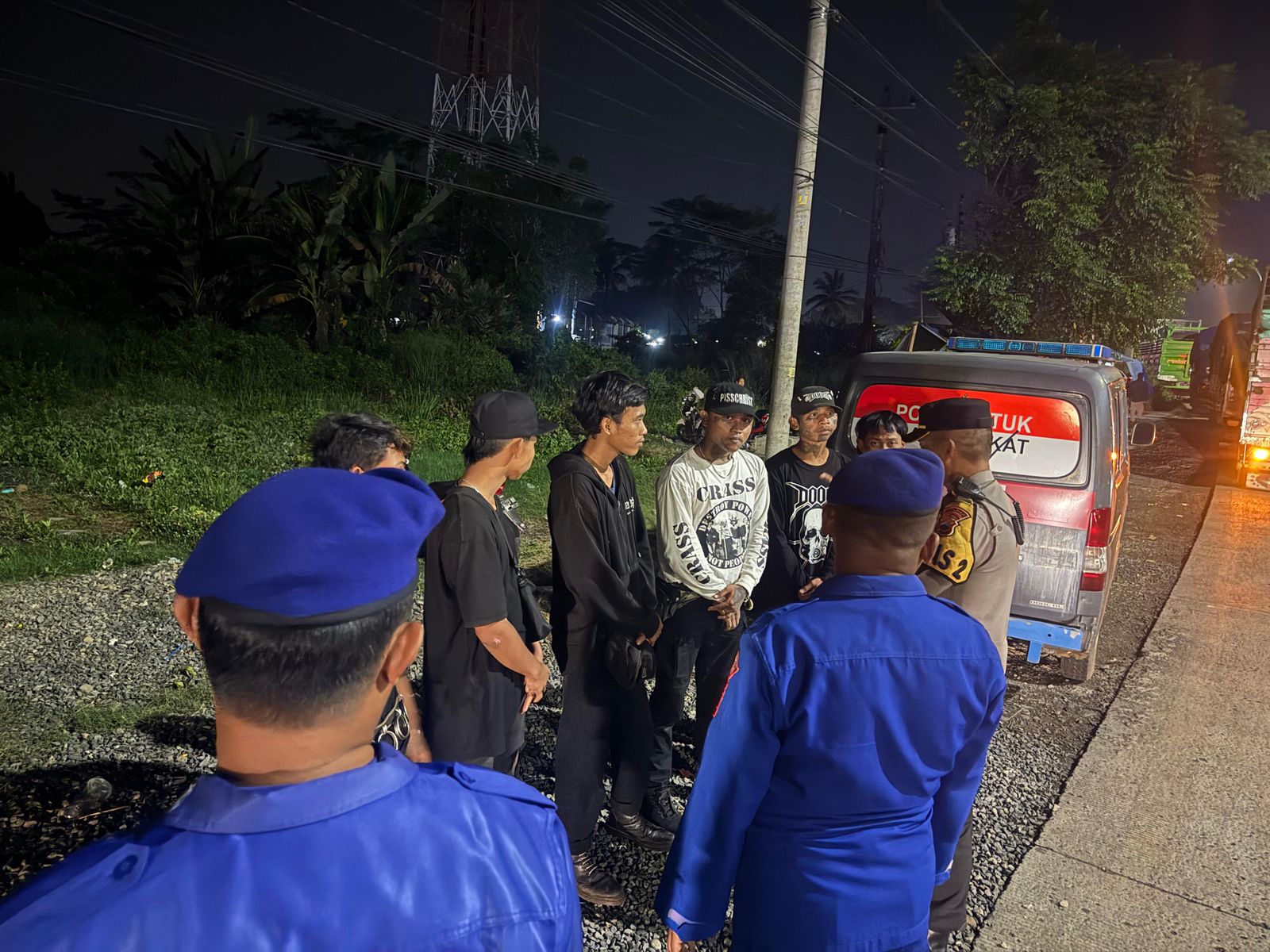 KEAMANAN: Tujuh remaja saat diciduk Polisi karena kumpul pada saat tengah malam.