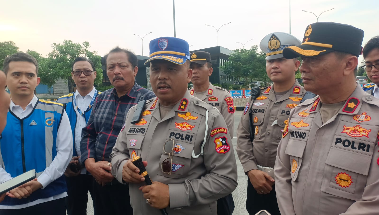 TINJAUAN: Kepala Korps Lalu Lintas (Kakorlantas) Polri, Irjen Pol Drs. Agus Suryonugroho, saat melakukan peninjauan arus lalu lintas di Rest Area KM 379A Tol Trans Jawa, Gringsing, Sabtu 11 Mei 2025.
