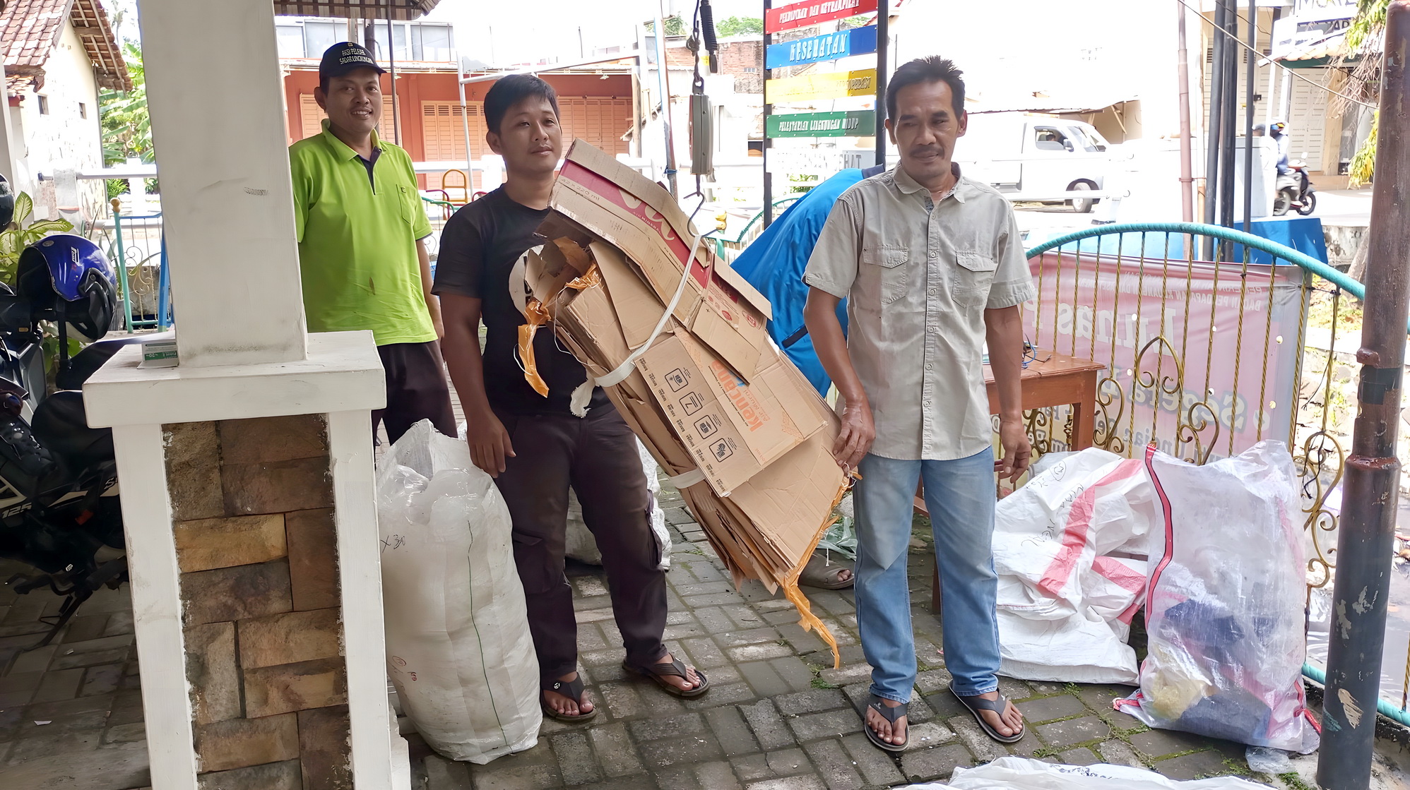 TIMBANG SAMPAH- Warga Kelurahan Medono Pekalongan Barat saat menimbang sampah plastik di Bank sampah setempat.