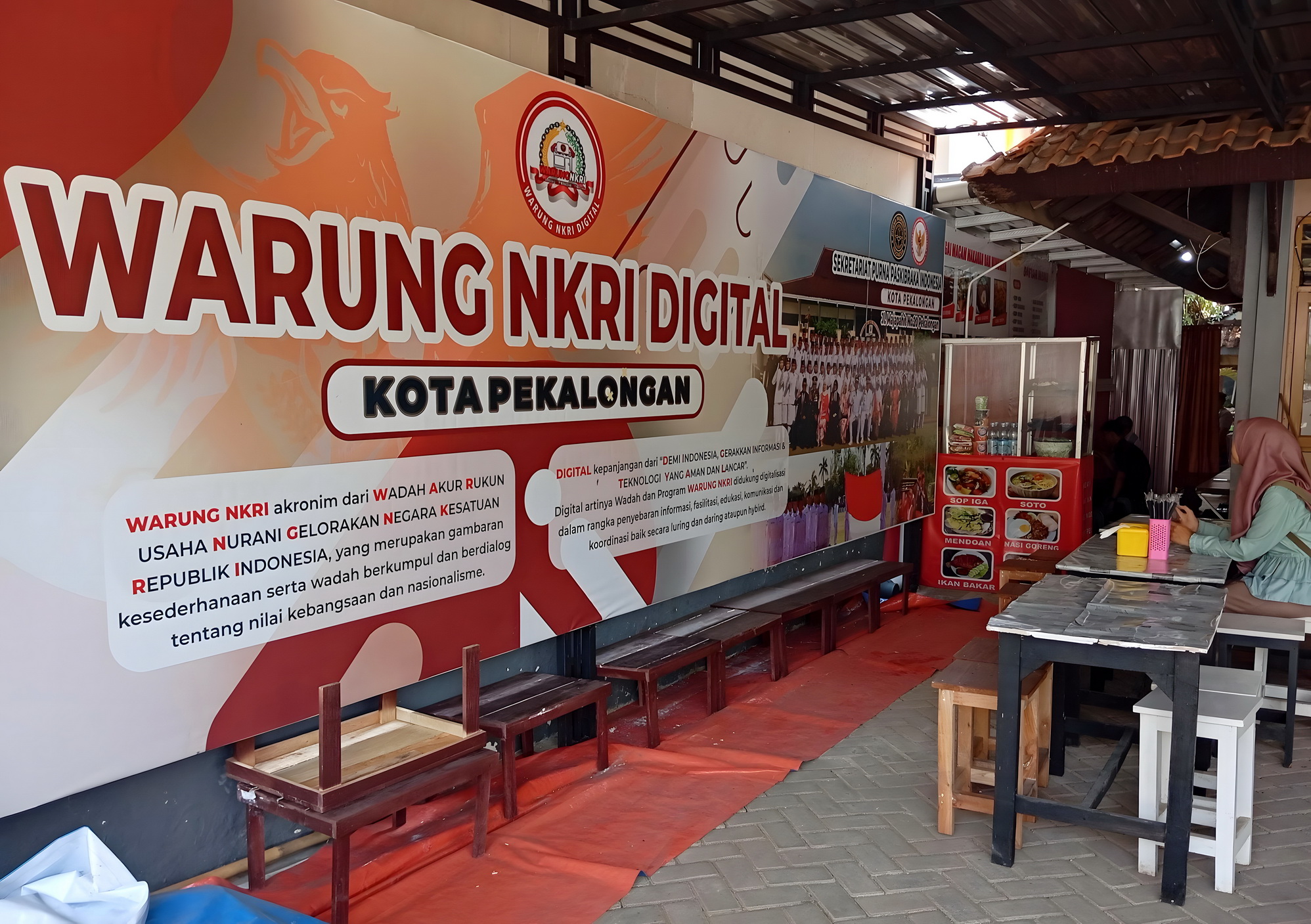 BERSANTAI -&nbsp;Warung NKRI Digital&nbsp;berlokasi di kantor Kesbangkol Kota Pekalongan.