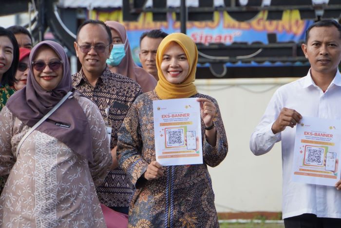 INOVASI: RSUD Kajen saat sosialisasi Eks-BanneR dengan menempelkan kode batang (barcode) di sudut-sudut rumah sakit.