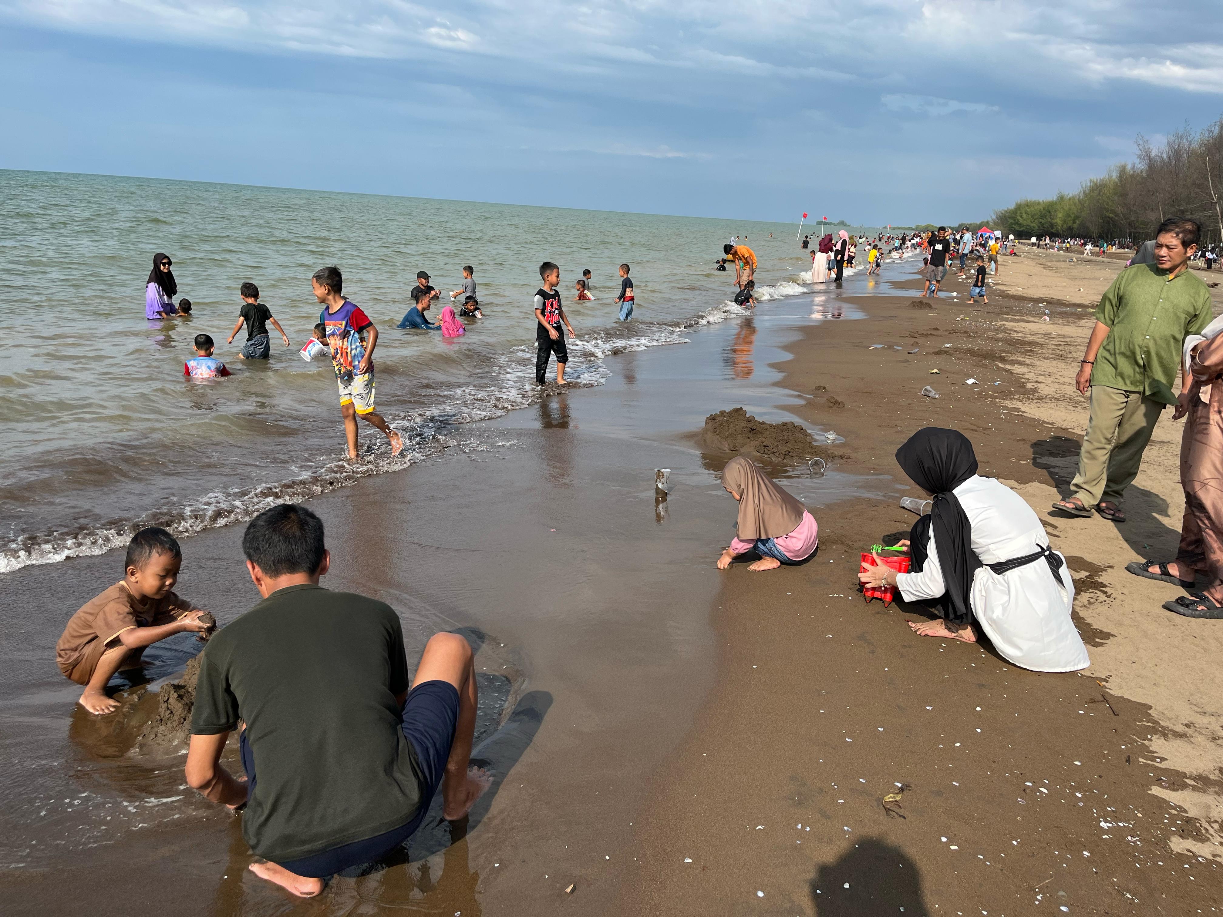 WISATA: Suasana objek wisata Pantai Wonokerto, Kabupaten Pekalongan, saat ramai pengunjung.