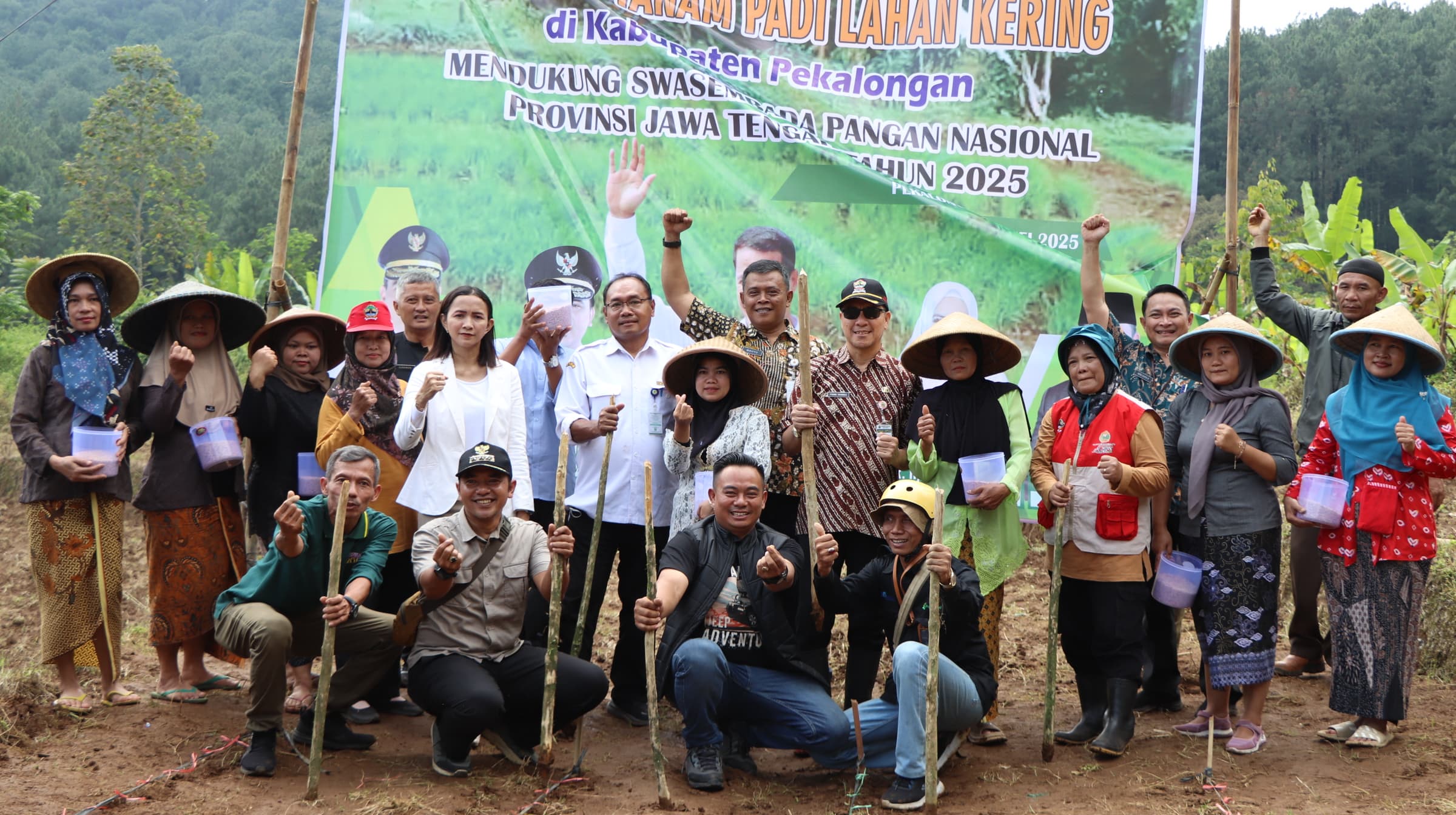 UNGGULAN: Dinas Pertanian dan Perkebunan Provinsi Jawa Tengah dan stakeholder berfoto bersama di wisata Kalipaningan usai acara