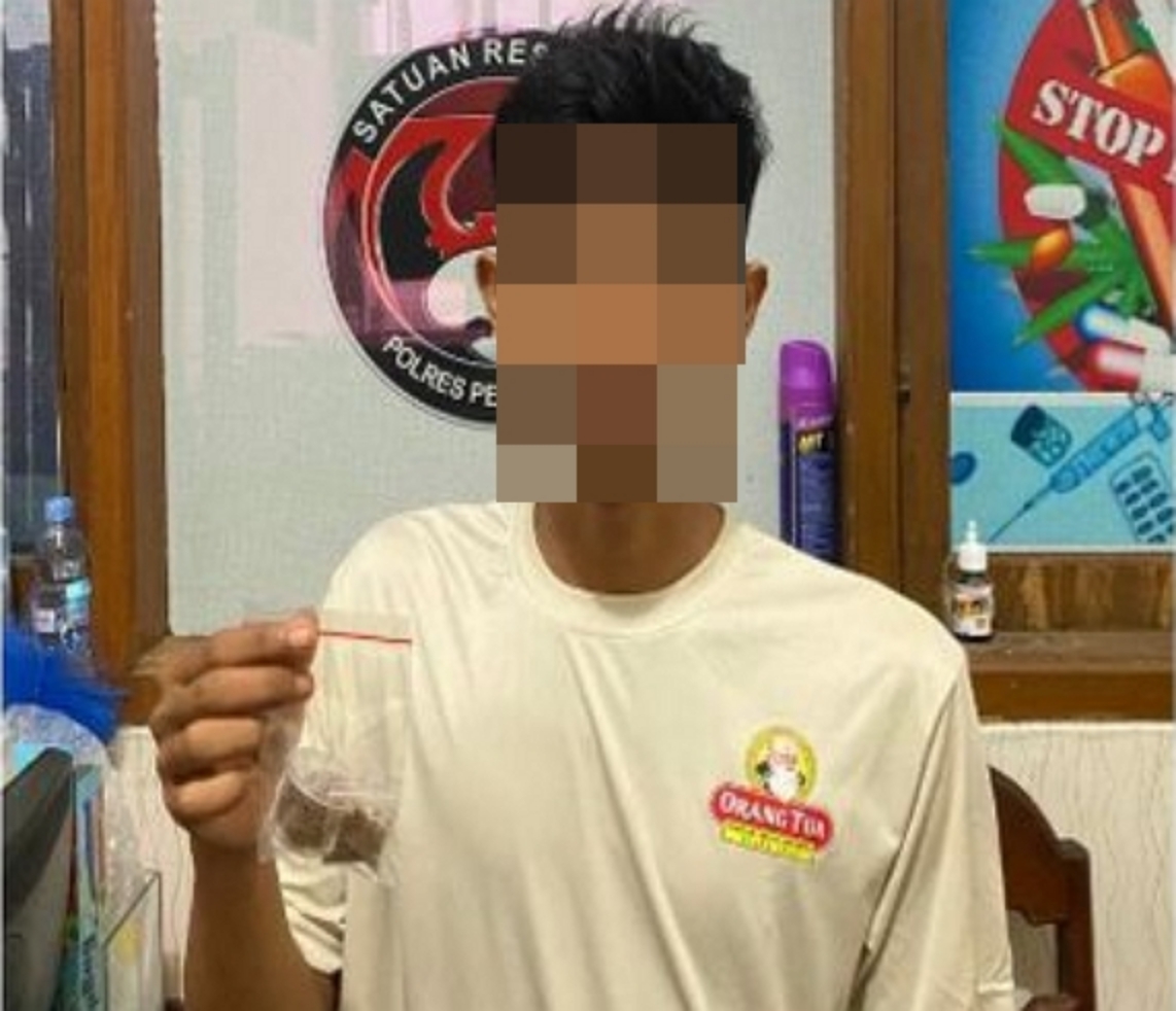 DIBEKUK: Pelaku usai dibekuk dan digelandang ke Polres Pekalongan.