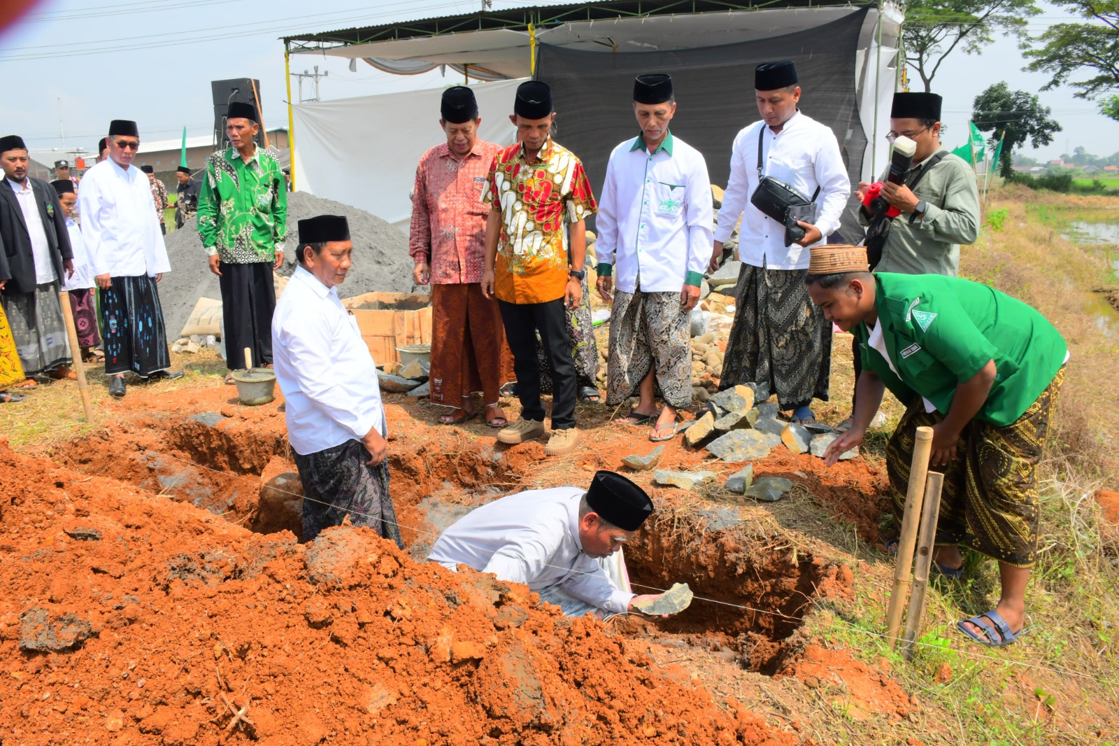 PELETAKAN BATU PERTAMA: Prosesi peletakan batu pertama pembangunan gedung MWC NU Buaran, Minggu (11/5/2025).