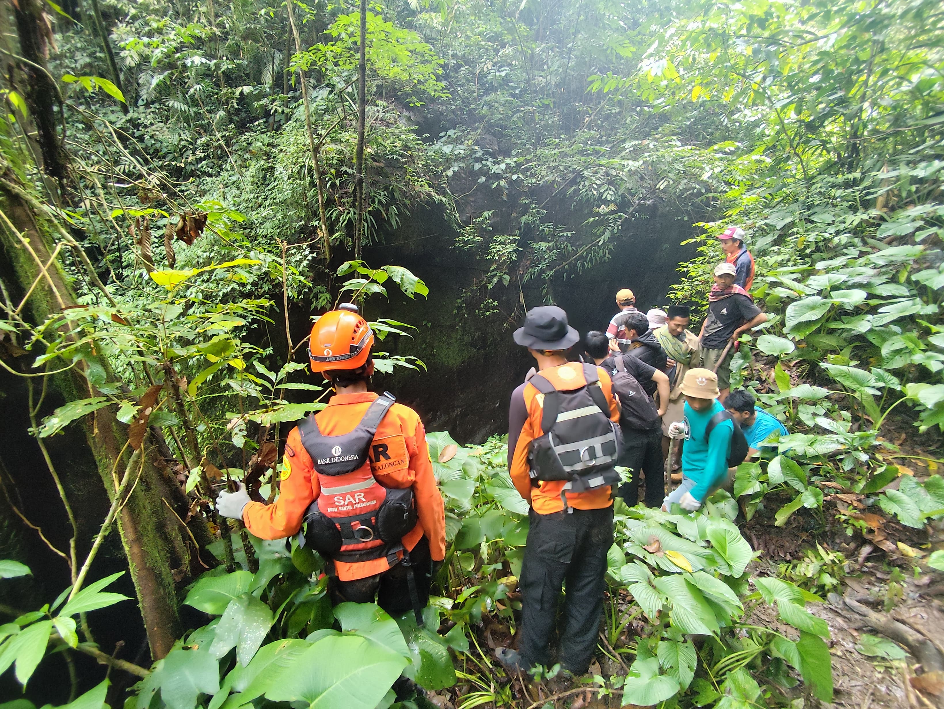 PERJUANGAN: Tim SAR saat berjuang melanjutkan pencarian pemancing hilang di aliran Kali Paingan, Senin (12/5/2025).