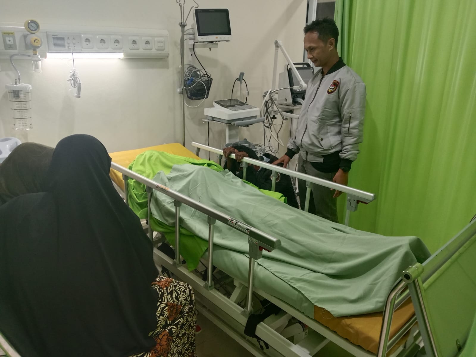 TERSAMBAR PETIR: Jenazah korban saat masih berada di Rumah Sakit Ki Ageng Sedayu Wonopringgo setelah dievakuasi usai tersambar petir.