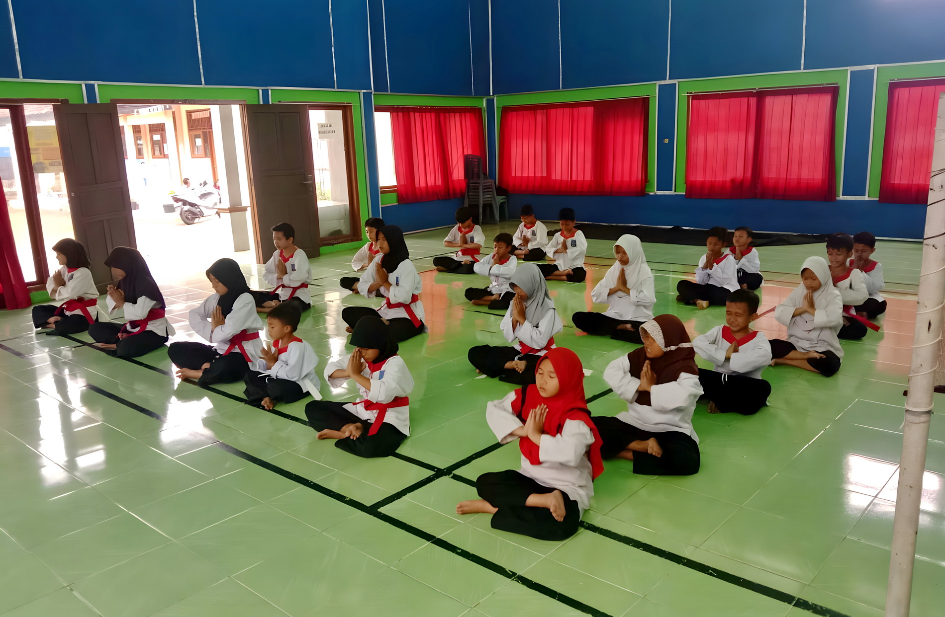 LATIHAN - Pelajar di Kota Pekalongan saat berlatih silat bareng Aiptu Ahmad Syaifudin, anggota Polisi Polres Pekalongan Kota.