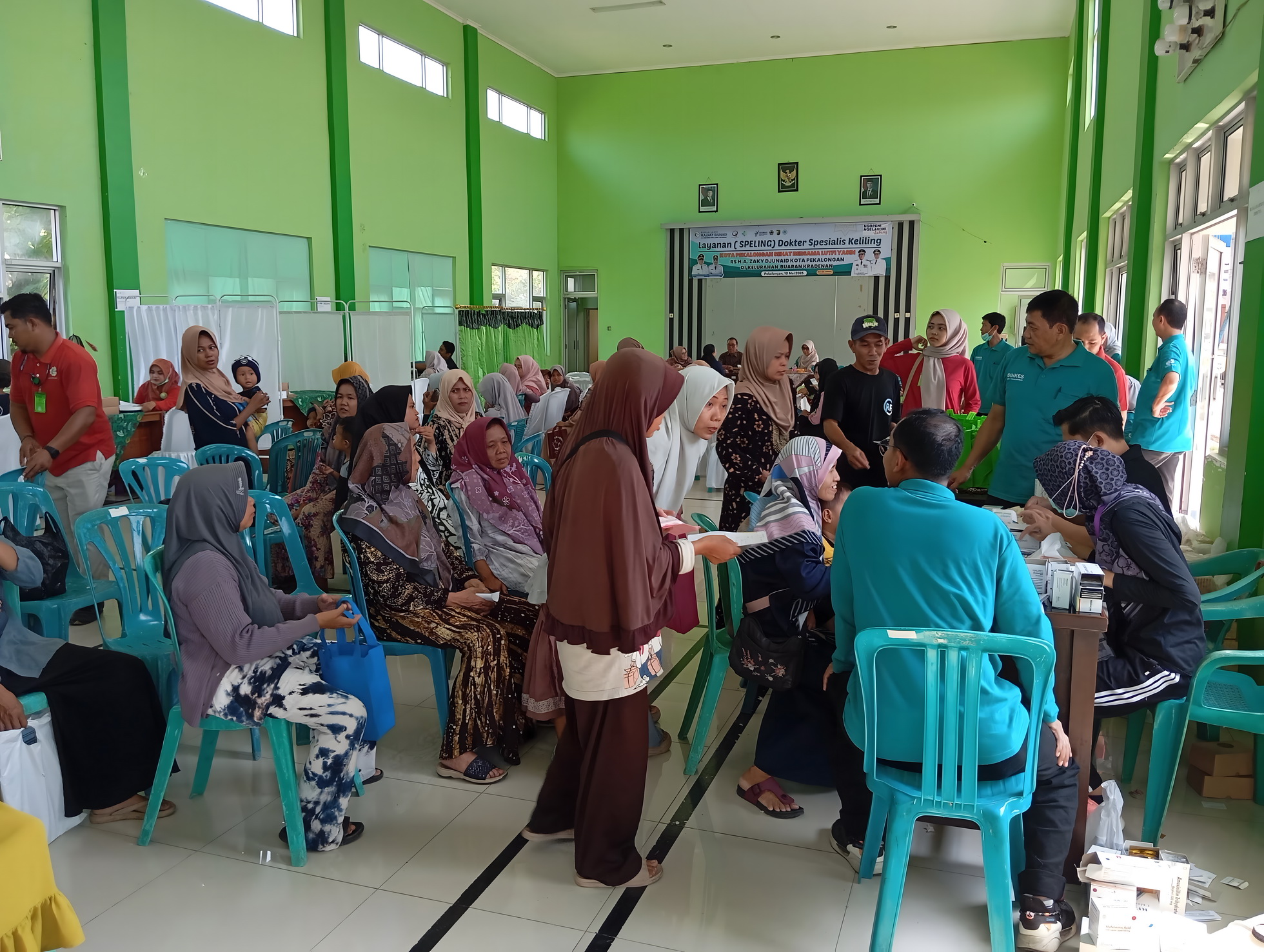 ANTRI BEROBAT - Warga Kelurahan Buaran Kradenan, Kecamatan Pekalongan Selatan saat antri pemeriksaan gratis program Speling perdana Kota Pekalongan, Sabtu (10/5/2025).
