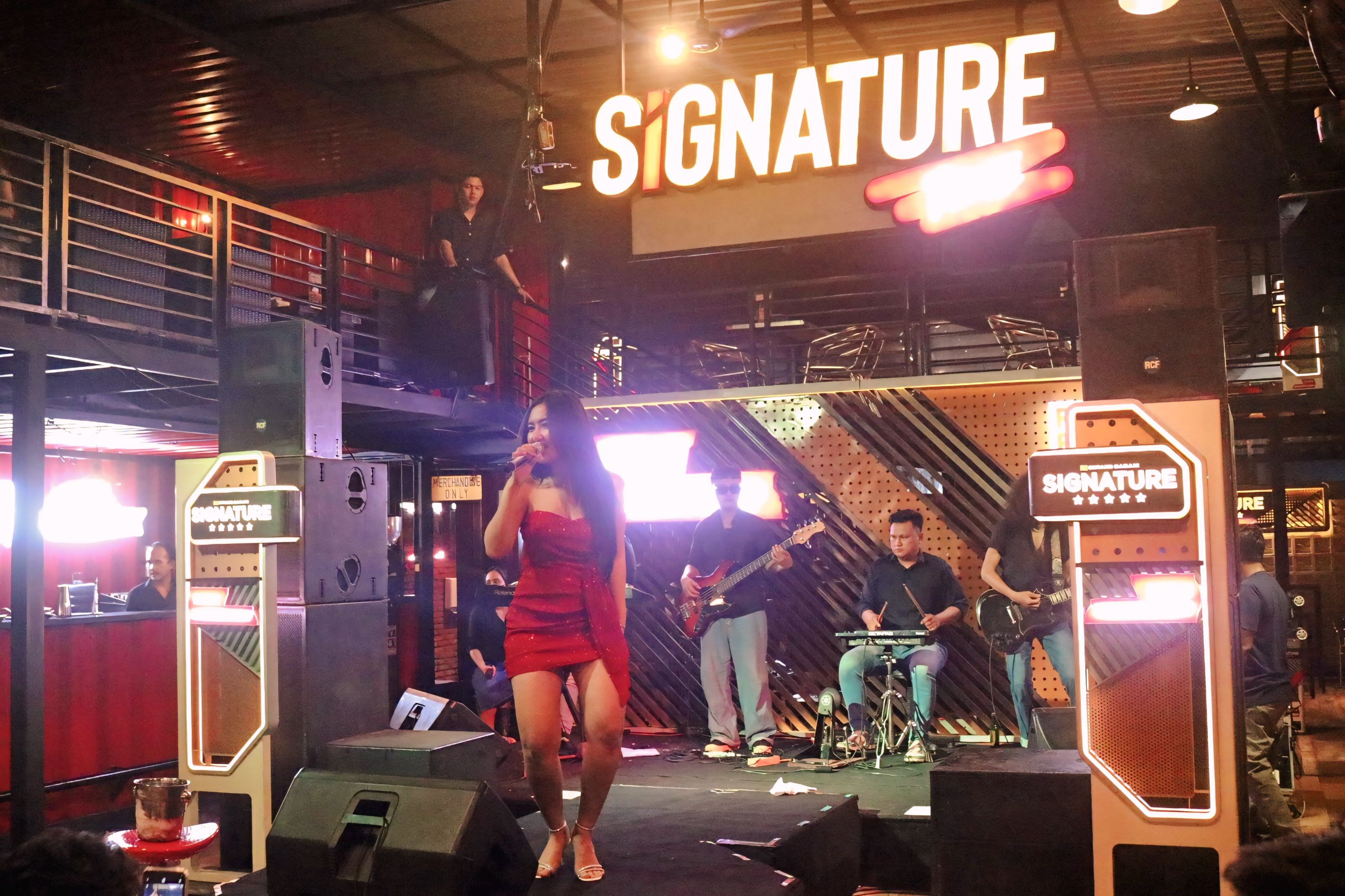 MERIAH - Penampilan artis dangdut ambyar&nbsp;Novita Sasmita yang memukau di&nbsp;Red Box Dupan Pekalongan, pada Sabtu malam (10/5/2025).