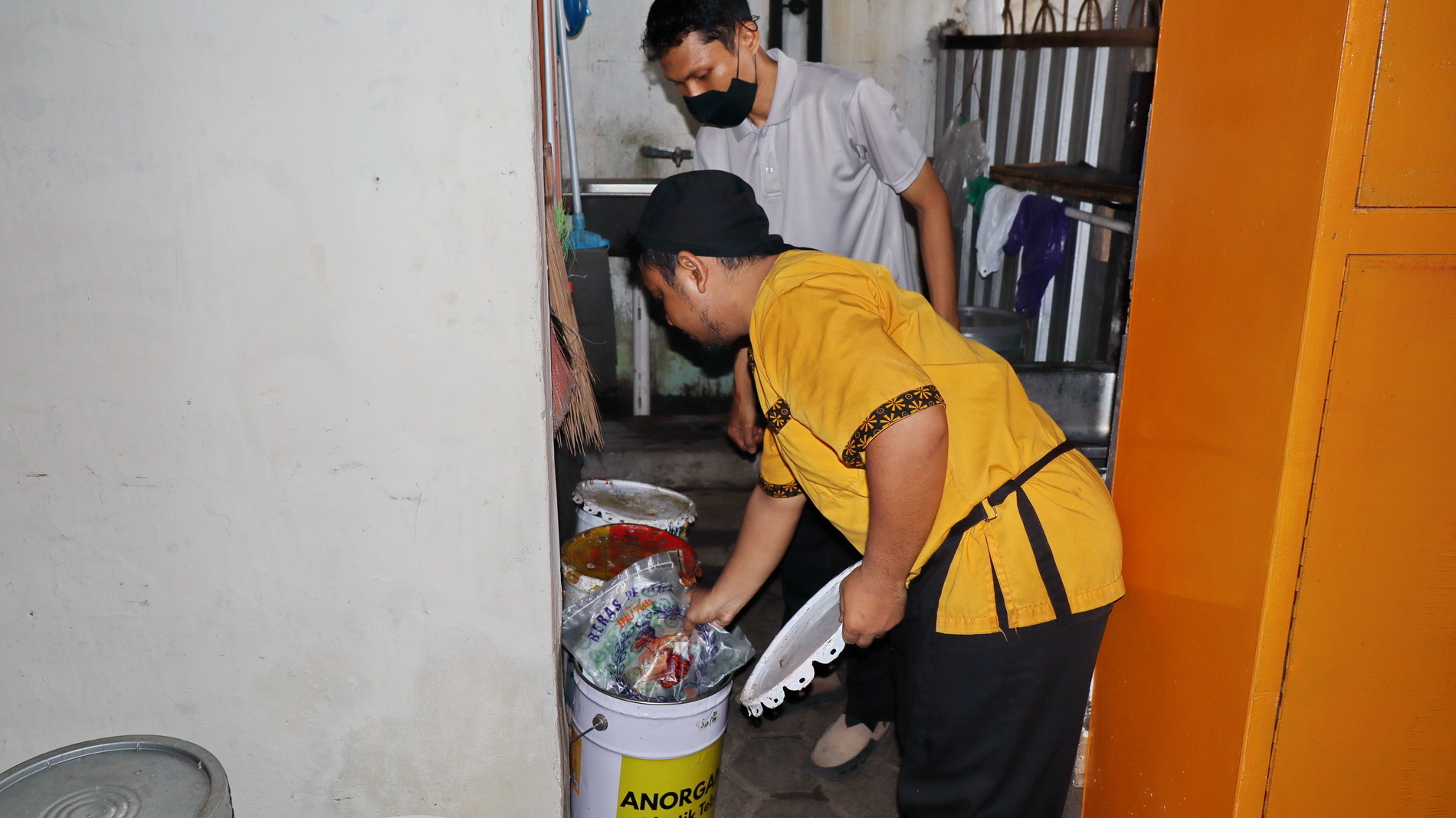 PILAH SAMPAH &ndash; Setiap karyawan di Warung Masduki sudah paham bagaiman cara membuang sampah yang tepat sesuai dengan jenisnya.