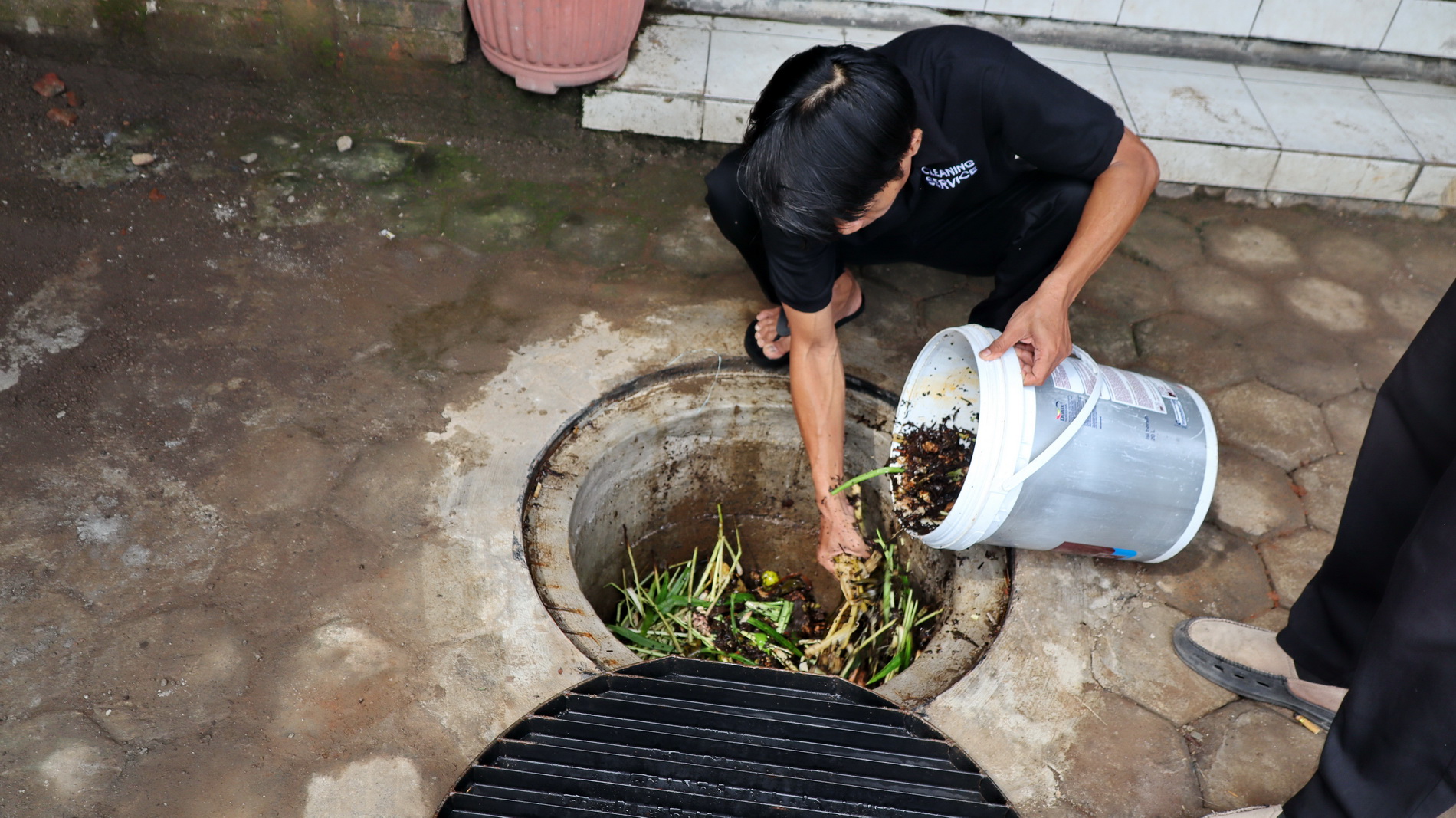 OLAH SAMPAH &ndash; Sampah organic dari dapur Warung Masduki dimasukkan lubang Biopori untuk dibuat pupuk organic.