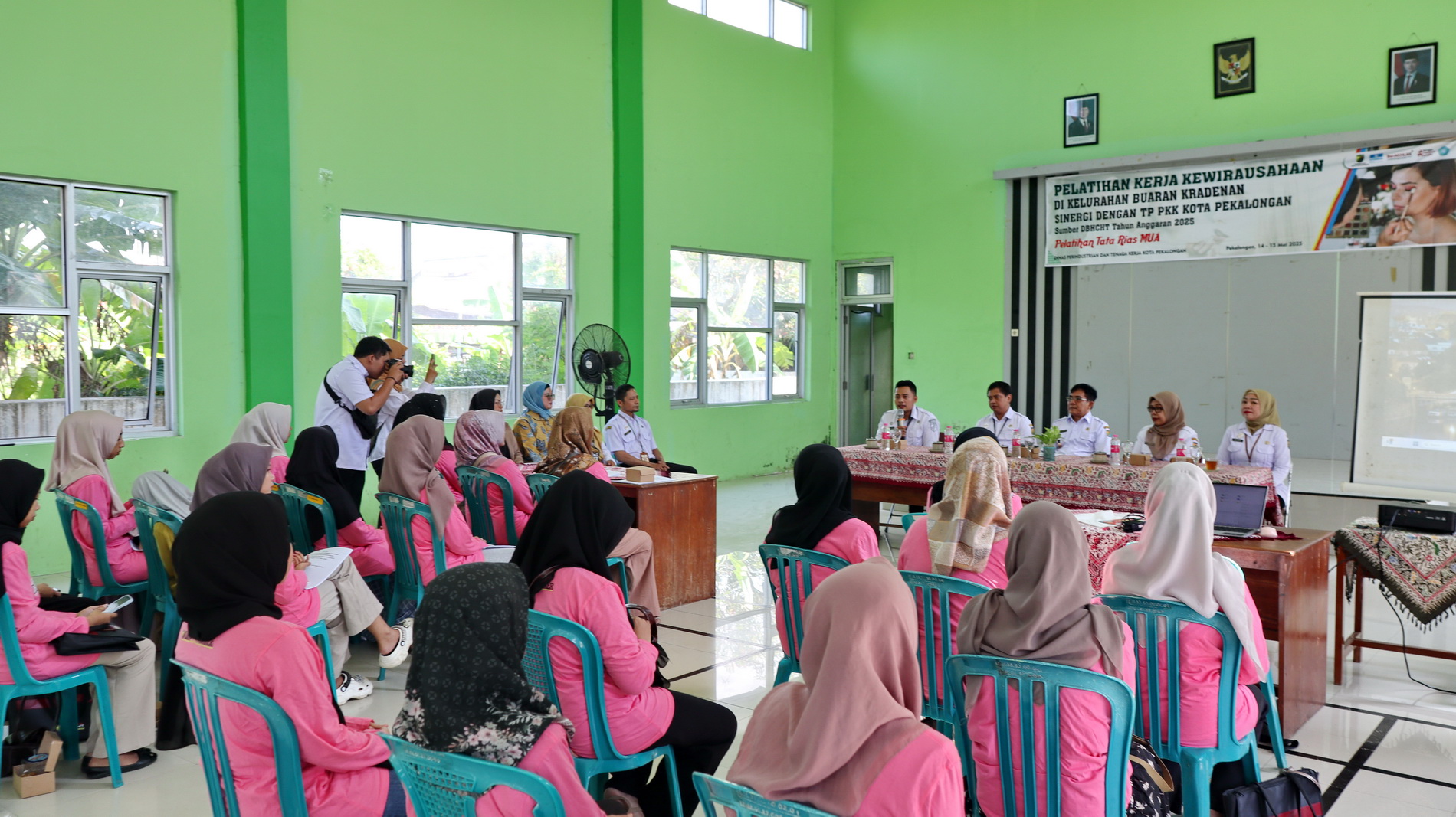 PELATIHAN - Dinperinaker saat membuka pelatihan MUA pelatihan di Kelurahan Buaran Kradenan, Rabu (14/5/2025)
