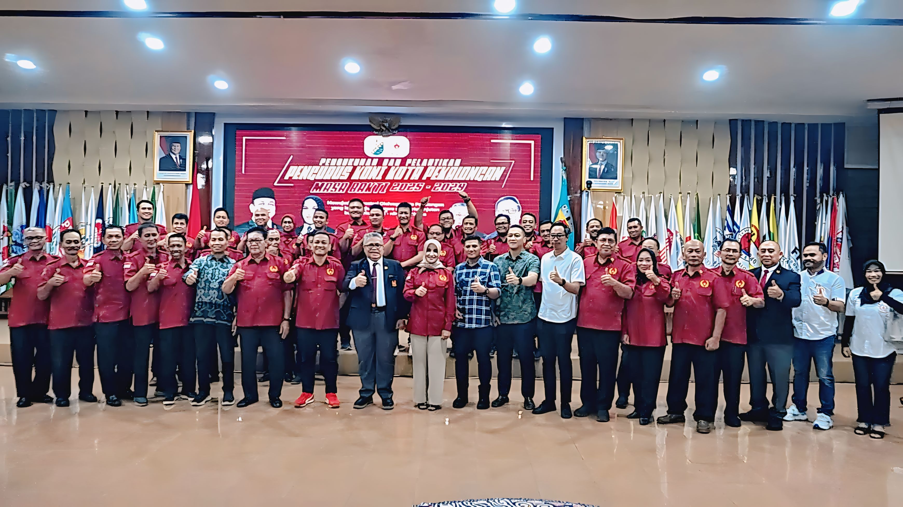 LANTIK - Usai melantik pegurus KONI Kota Pekalongan&nbsp;periode 2021&ndash;2025, Walikota Pekalongan HA Afzan Arslan Djunaid&nbsp;dan Wakil Walikota Hj Balgis Diab berfoto bersama, Rabu malam (14/5/2025).