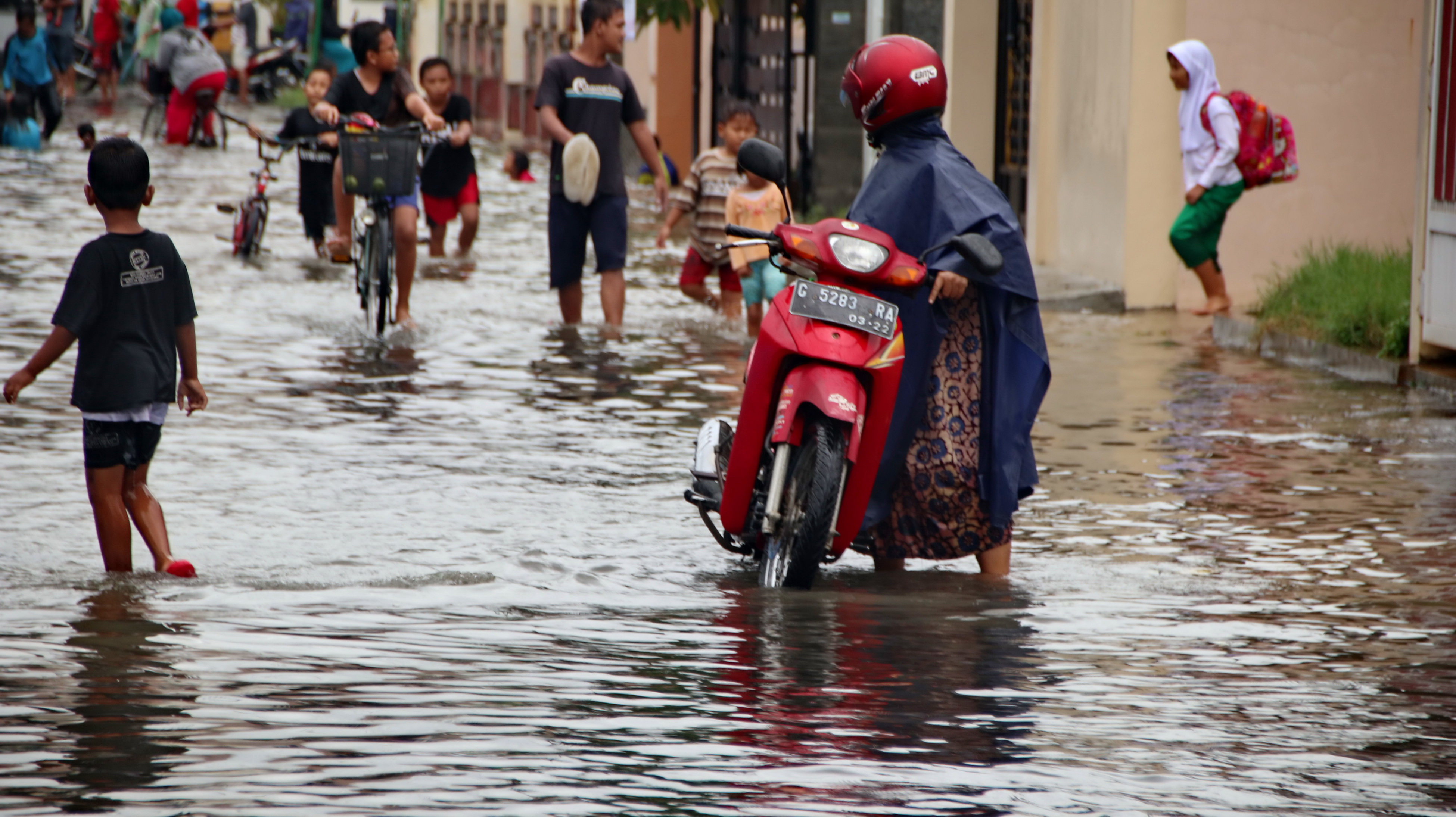 WASPADA - Banjir mengancam sejumlah wilayah di Indonesia dalam dua hari ini.