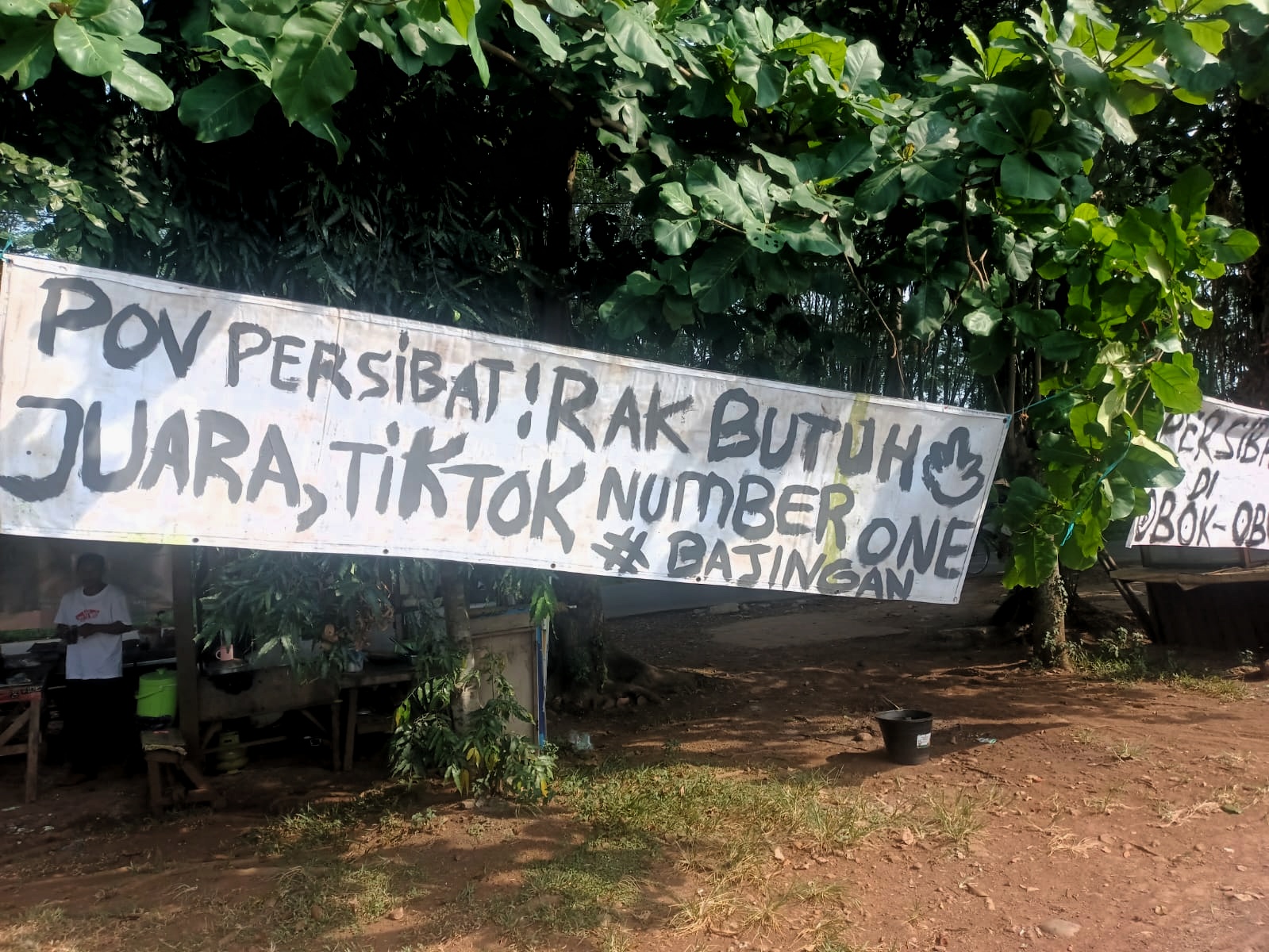 PROTES: Spanduk protes terkait gagalnya Persibat Batang di babak 16 besar Liga 4 Nasional.