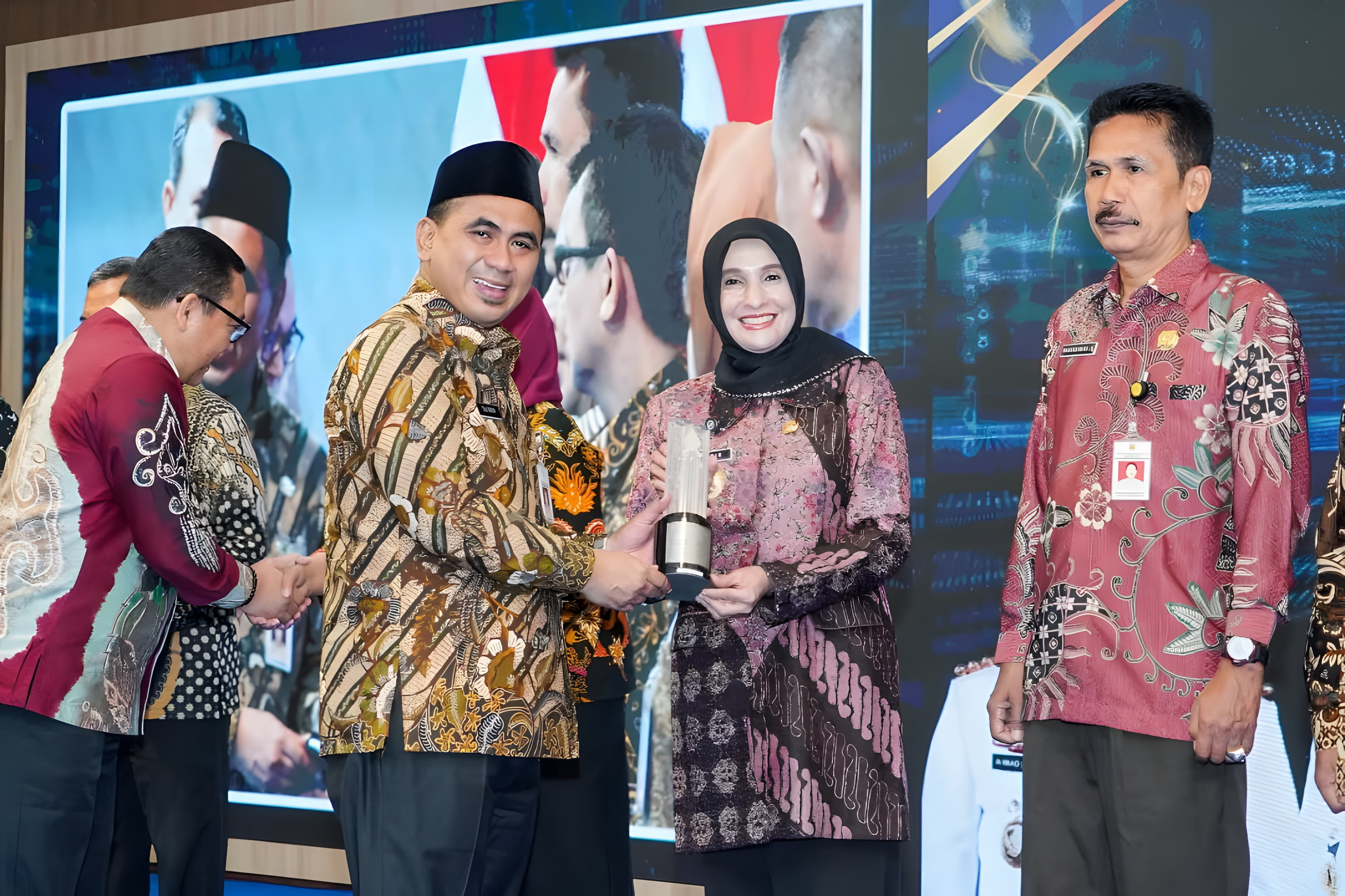 TERIMA PENGHARGAAN&nbsp;- Mewakili Pemkot Pekalongan Wakil Walikota Pekalongan Hj Balgis Diab terima Penghargaan Pengelolaan JDIH Terbaik se-Provinsi Jawa Tengah di Semarang, Kamis (15/5/2025).