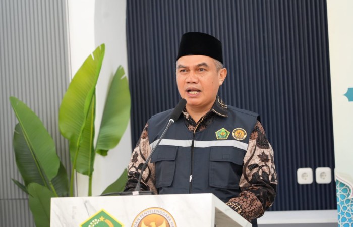 PENGAWASAN INTENSIF : Inspektur Jenderal Kemenag, Khairunnas, dalam konferensi pers yang digelar Jumat 16 Mei 2025.