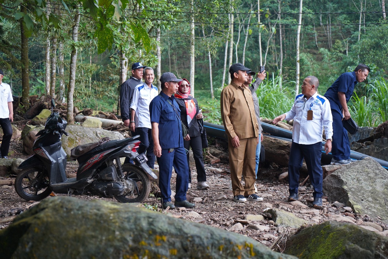TINJAUAN: Komisi II DPRD Batang bersama DLH dan DPU PR meninjau Tuk Bismo yang mengalami kerusakan parah akibat banjir bandang.