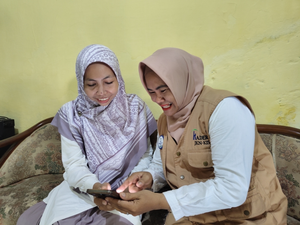 SOSIALISASI: Kader JKN-KIS BPJS Kesehatan, Supeni saat melakukan sosialisasi pada kader binaannya.