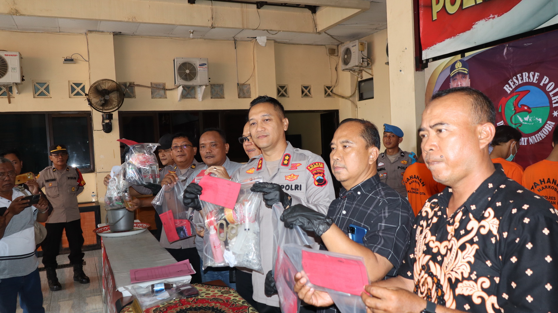 TUNJUKKAN BARANG BUKTI - Kapolres Pekalongan Kota AKBP Riki Yariandi bersama jajaran menunjukkan barang bukti narkoba tembakau sintetis, di Mapolres setempat, Jumat (16/5/2025).