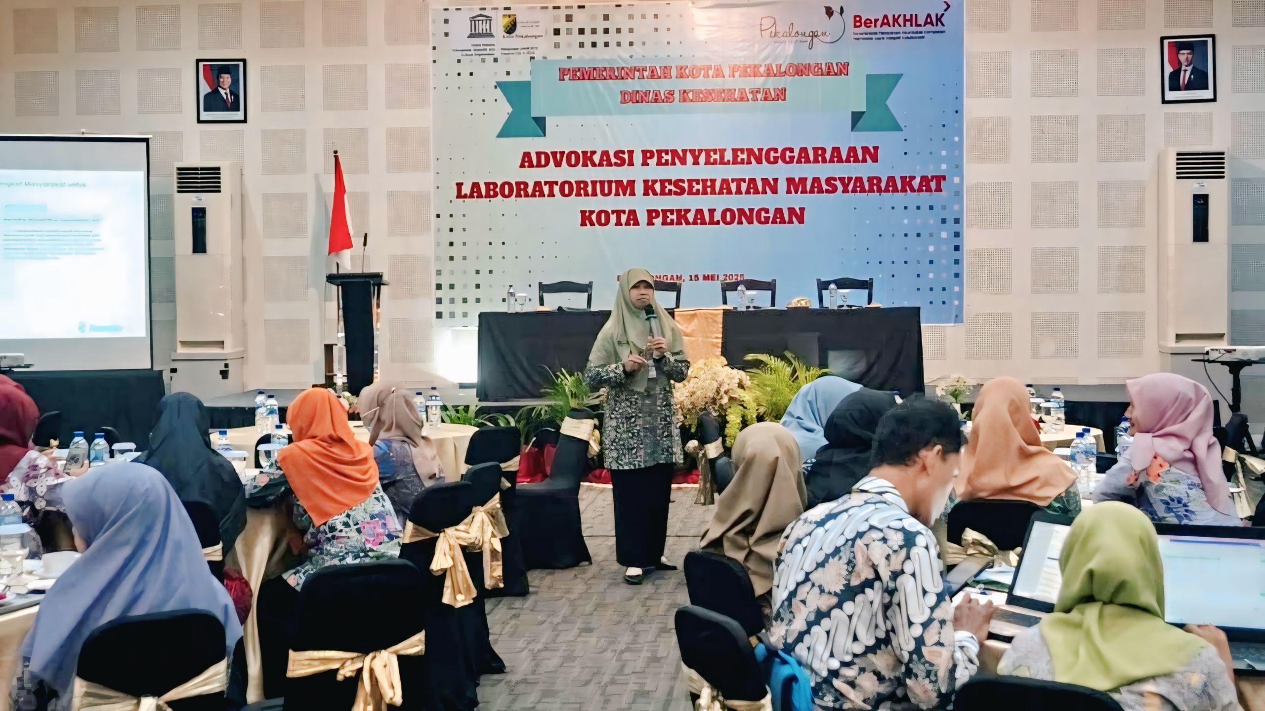 PAPARAN - Narasumber Forum Advokasi  Labkesmas yang digelar Dinkes Kota Pekalongan, saat berikan paparan, Kamis (15/5/2025),