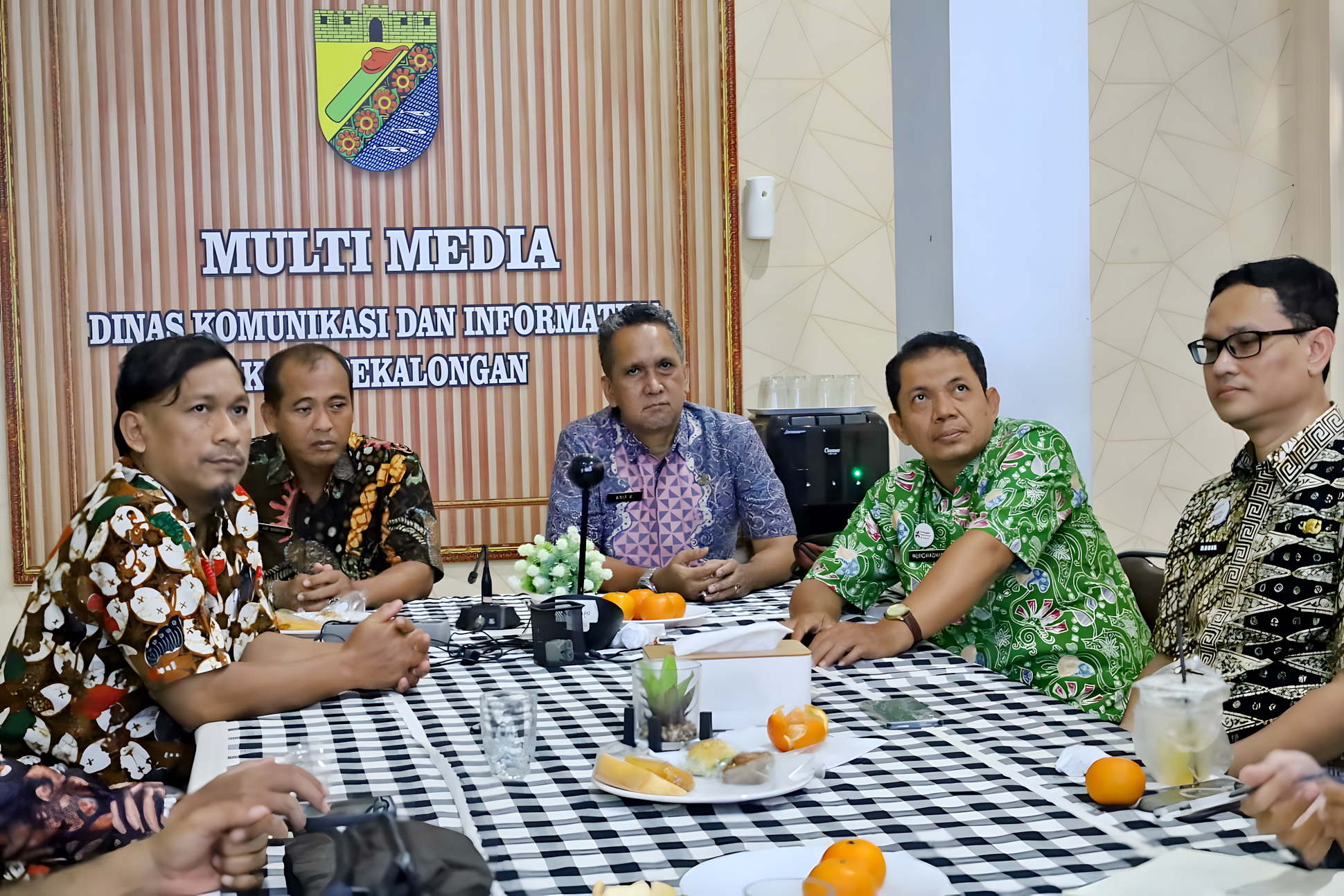DISKUSI - Tim Dinkominfo Kota Pekalongan saat menggelar FGD pengembangan SIAP KAWAL di kantor setempat, pada Kamis (15/5/2025).