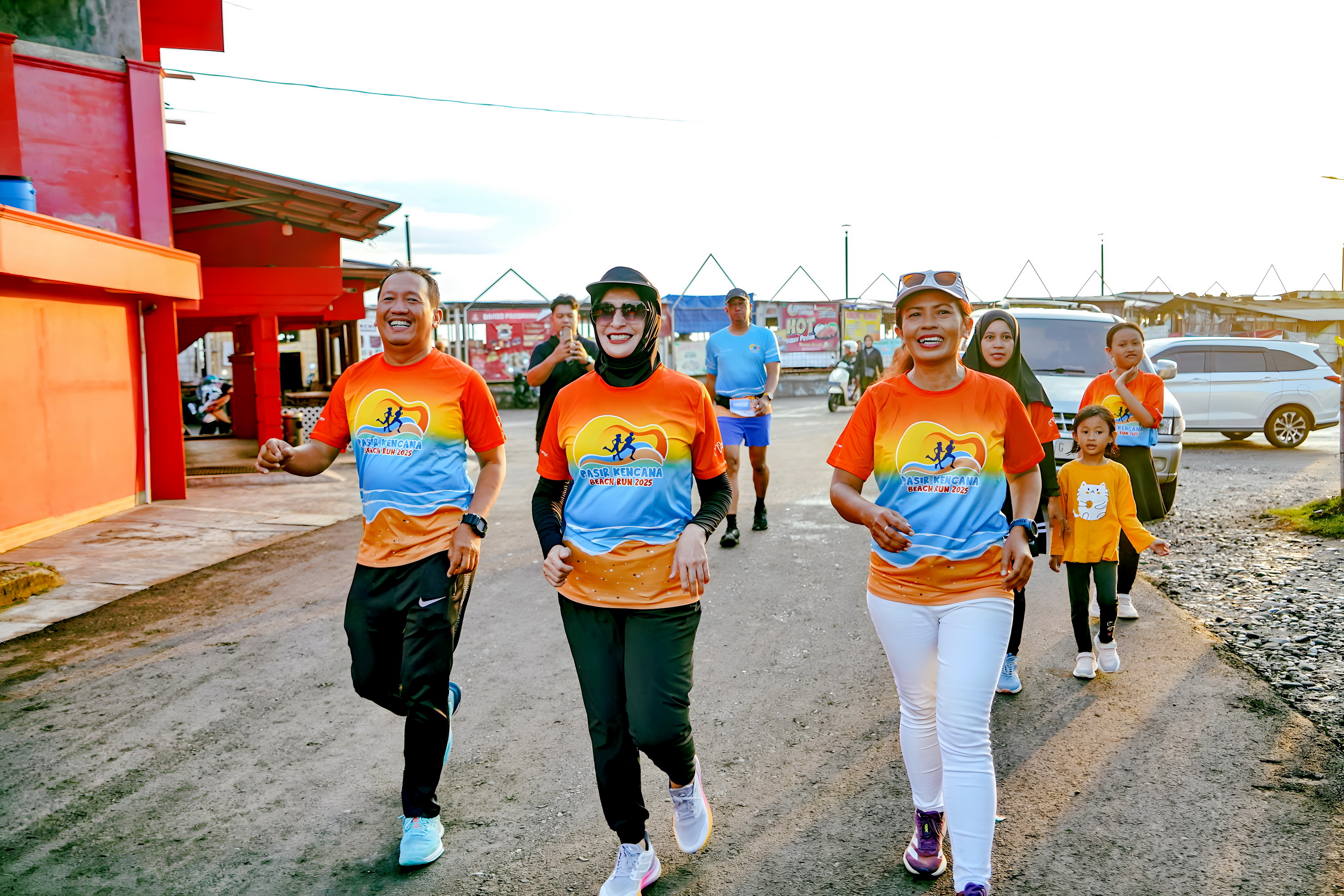 LARI -&nbsp;&nbsp;Wakil Walikota Pekalongan H. Balgis Diab turut lari dalam ajang Pasir Kencana Beach Run 2025, di Taman Wisata Laut Kota Pekalongan, Minggu pagi (18/5/2024).
