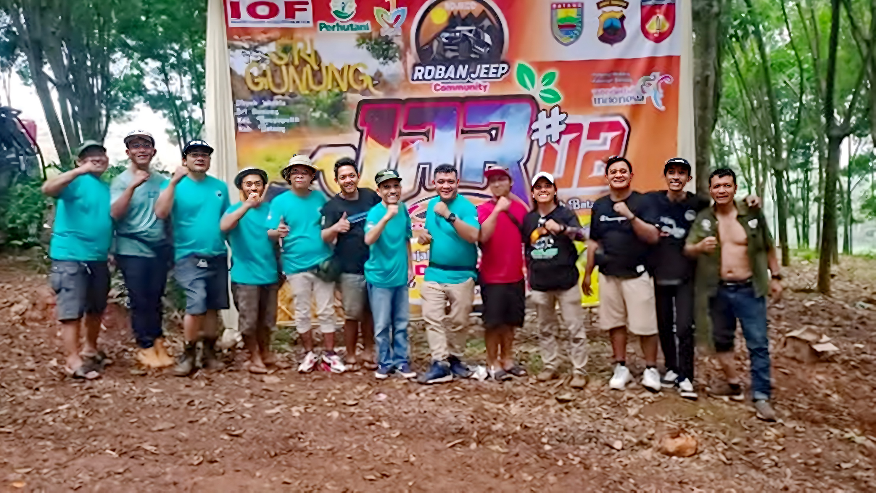 SANTAI SEJENAK - komunitas Batang Jeep Community berfoto bersama, usai menggelar suatu event.