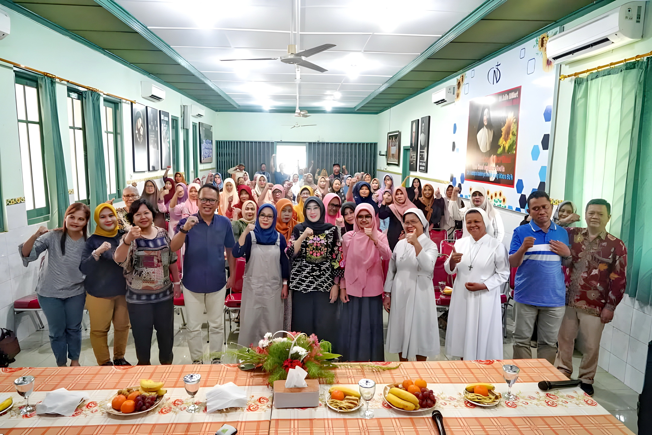 SOSIALISASI  - Tim Kelurahan Padukuhankraton berfoto besama istri Ketua RT, usai  sosialisasi pengelolaan sampah yang digelar Sabtu (17/6/2025) di Gedung Suster SND, Jalan Veteran.