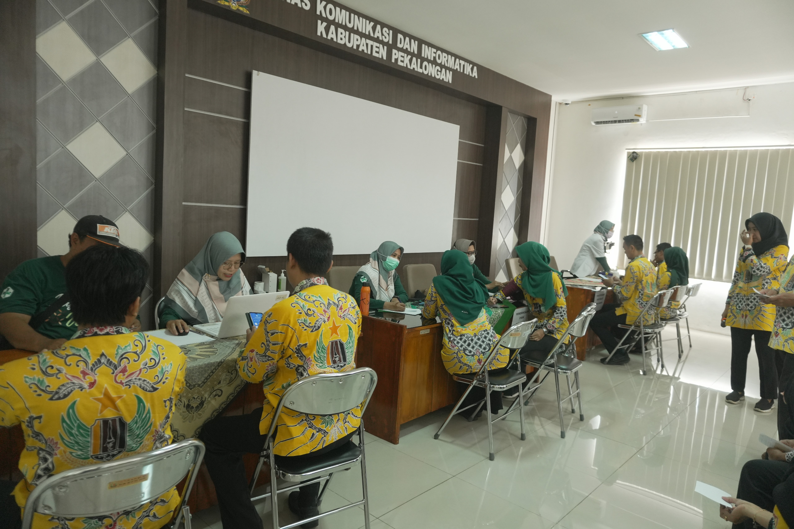 CEK KESEHATAN: Suasana pelaksanaan cek kesehatan gratis (CKG) di kantor Dinkominfo Kabupaten Pekalongan.