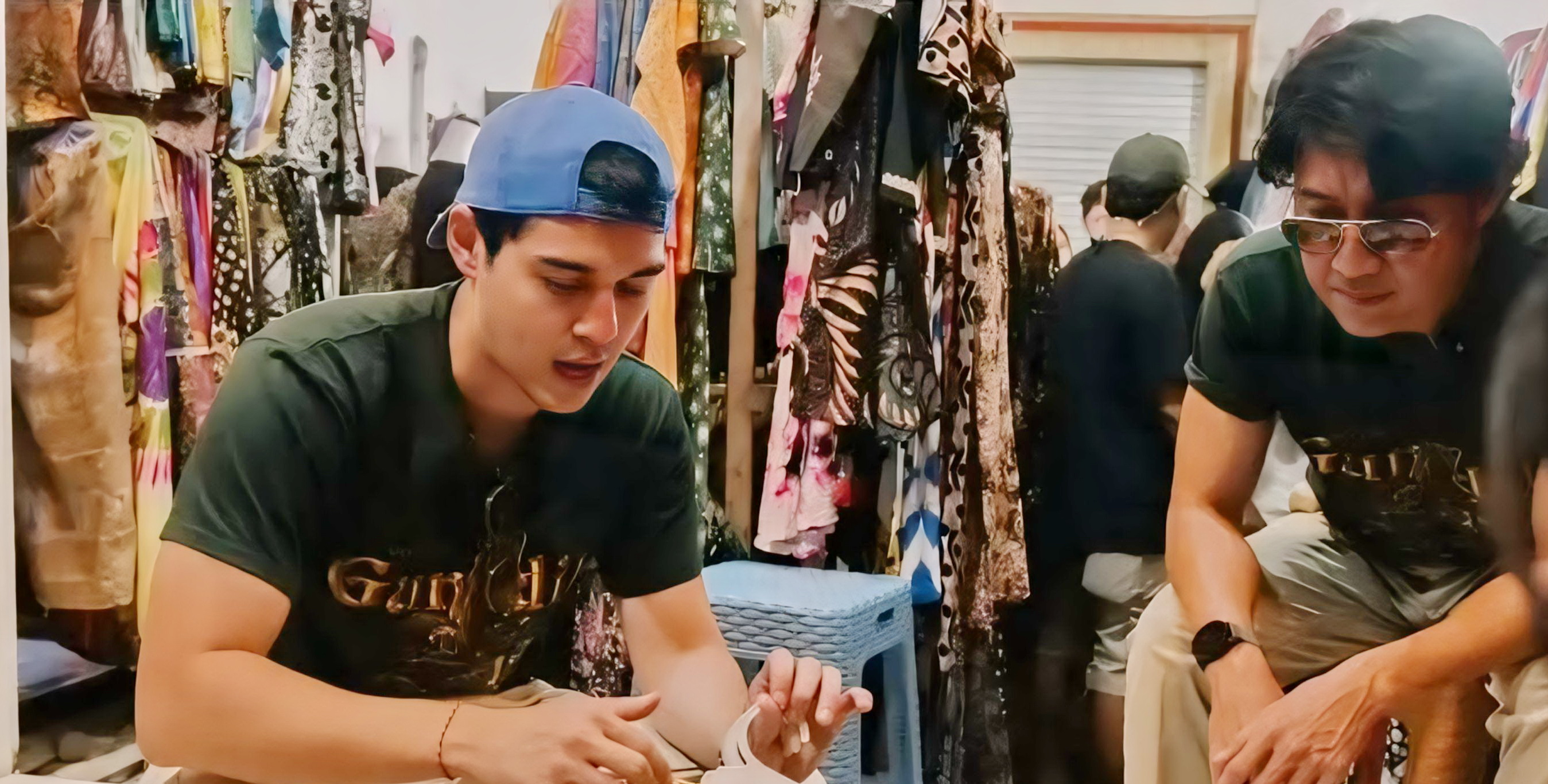 TAWAR BATIK - Maxime dan Agus Kuncoro saat menawar batik di Pasar Grosir Setono Pekalongan, Senin Siang (19/5/2025).