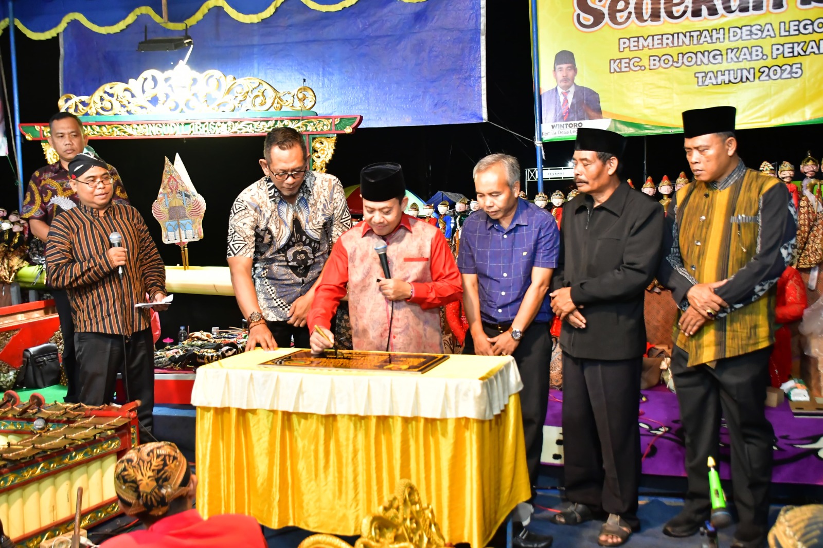 PERESMIAN: Wabup Pekalongan Sukirman saat meresmikan Jembatan Kesambi, Desa Legokclile, Kecamatan Bojong.