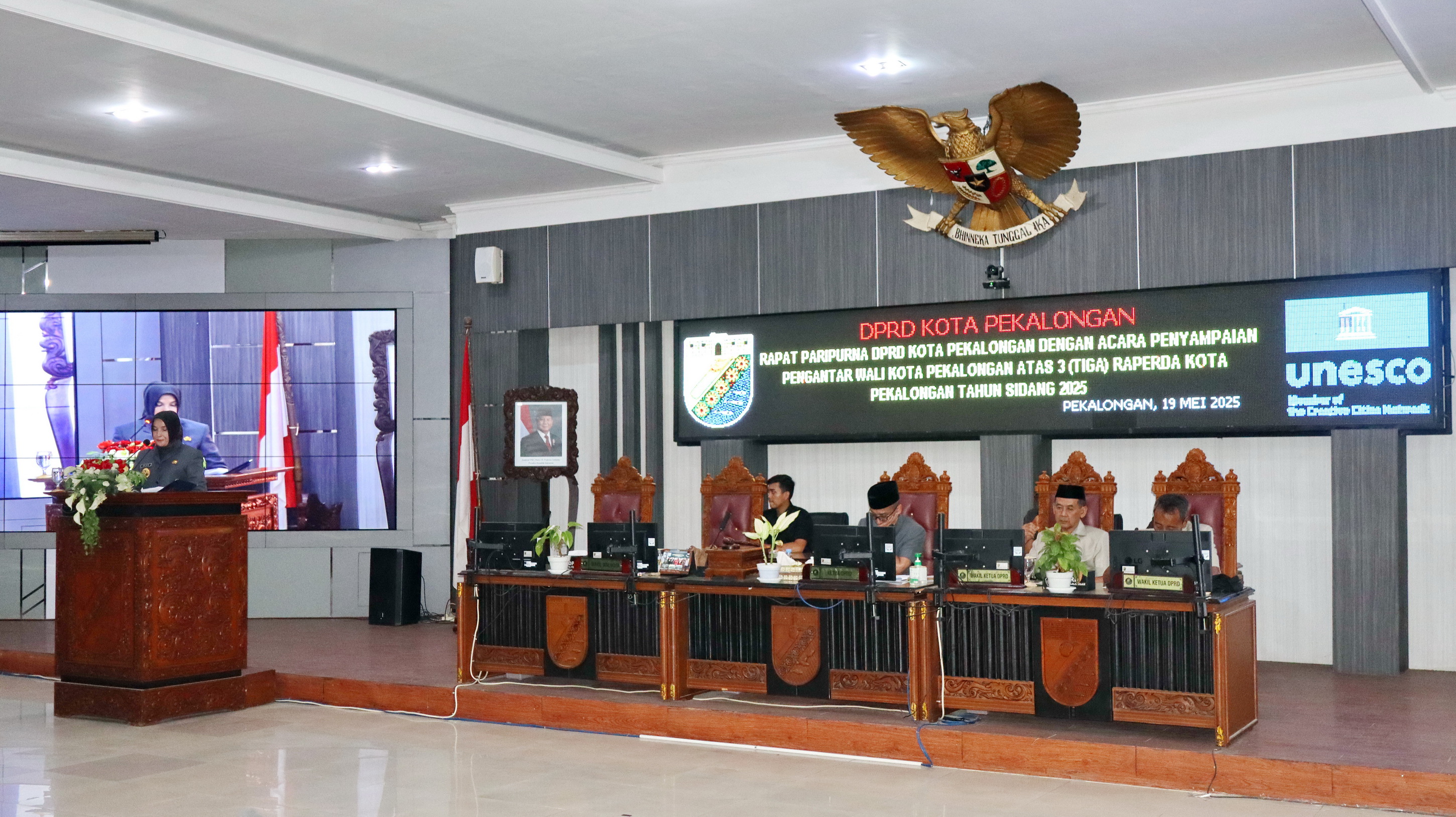 PAPARAN -&nbsp;Wakil Walikota Pekalongan Hj Balgis Diab saat bacakan tiga Raperda yang diajukan Pemerintah Kota Pekalongan, dalam&nbsp;Sidang Paripurna, Senin (19/5/2025)
