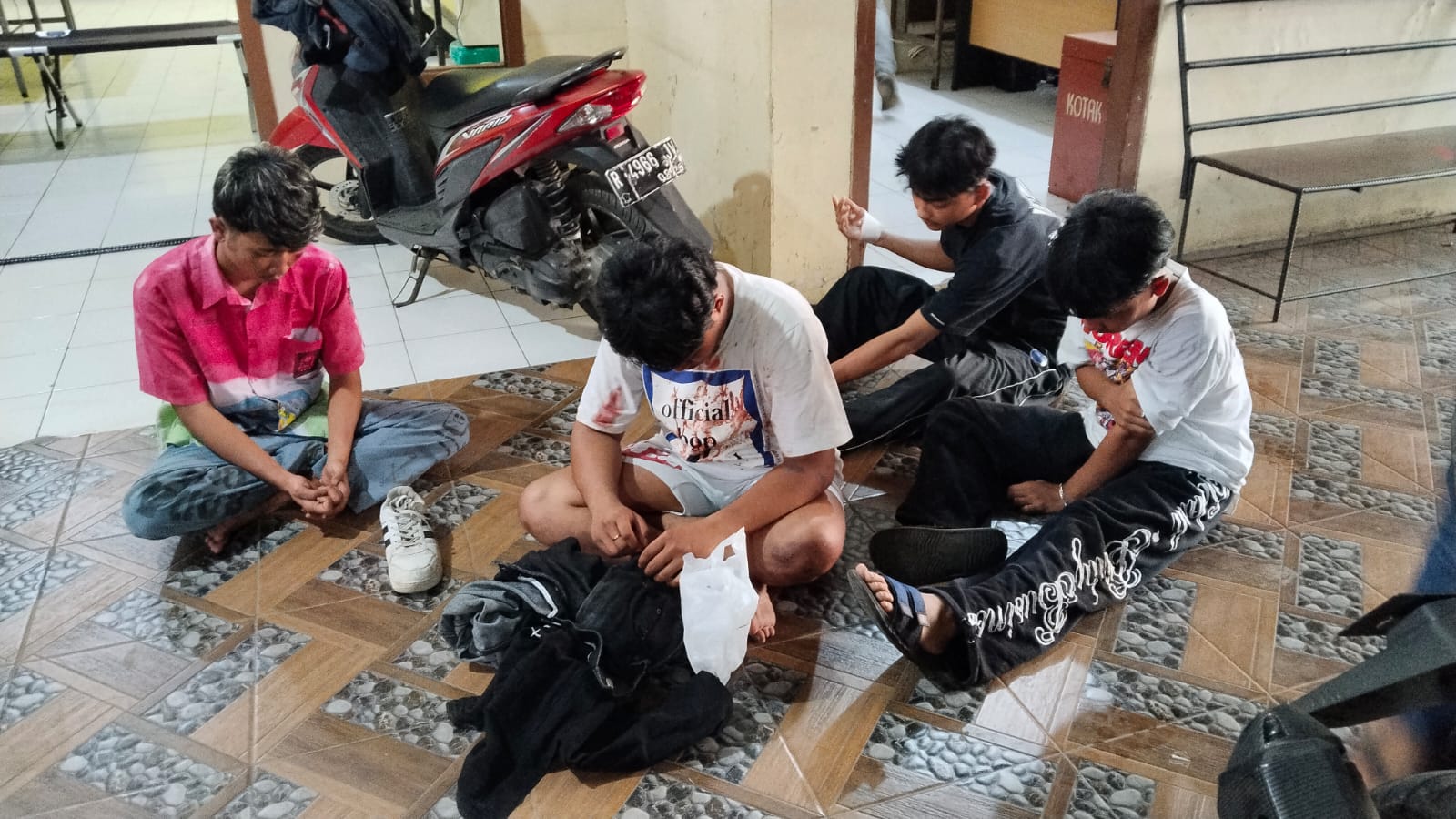 DIAMANKAN : Keempat remaja yang membawa senjata tajam dan diduga akan tawuran diamankan di Mapolsek Gringsing, Senin (29/05/2025)
