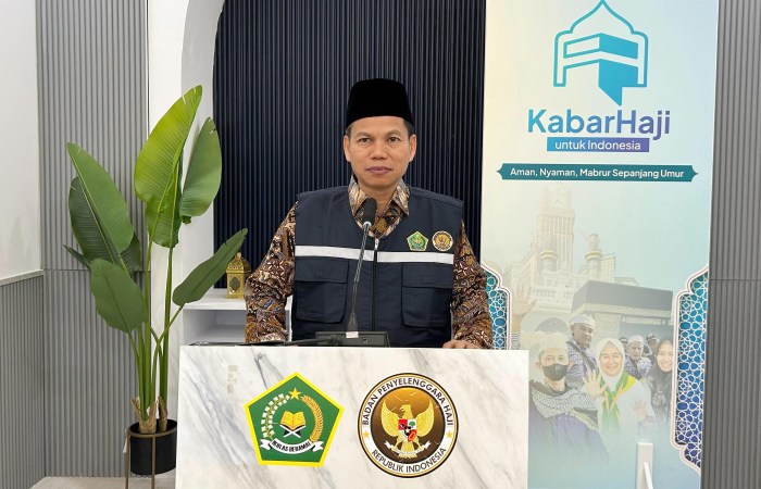 PASTIKAN KELANCARAN HAJI : Direktur Pelayanan Haji Dalam Negeri, M. Zein, dalam konferensi pers hari ke-18 penyelenggaraan haji 1446 H/2025 M di Jeddah.