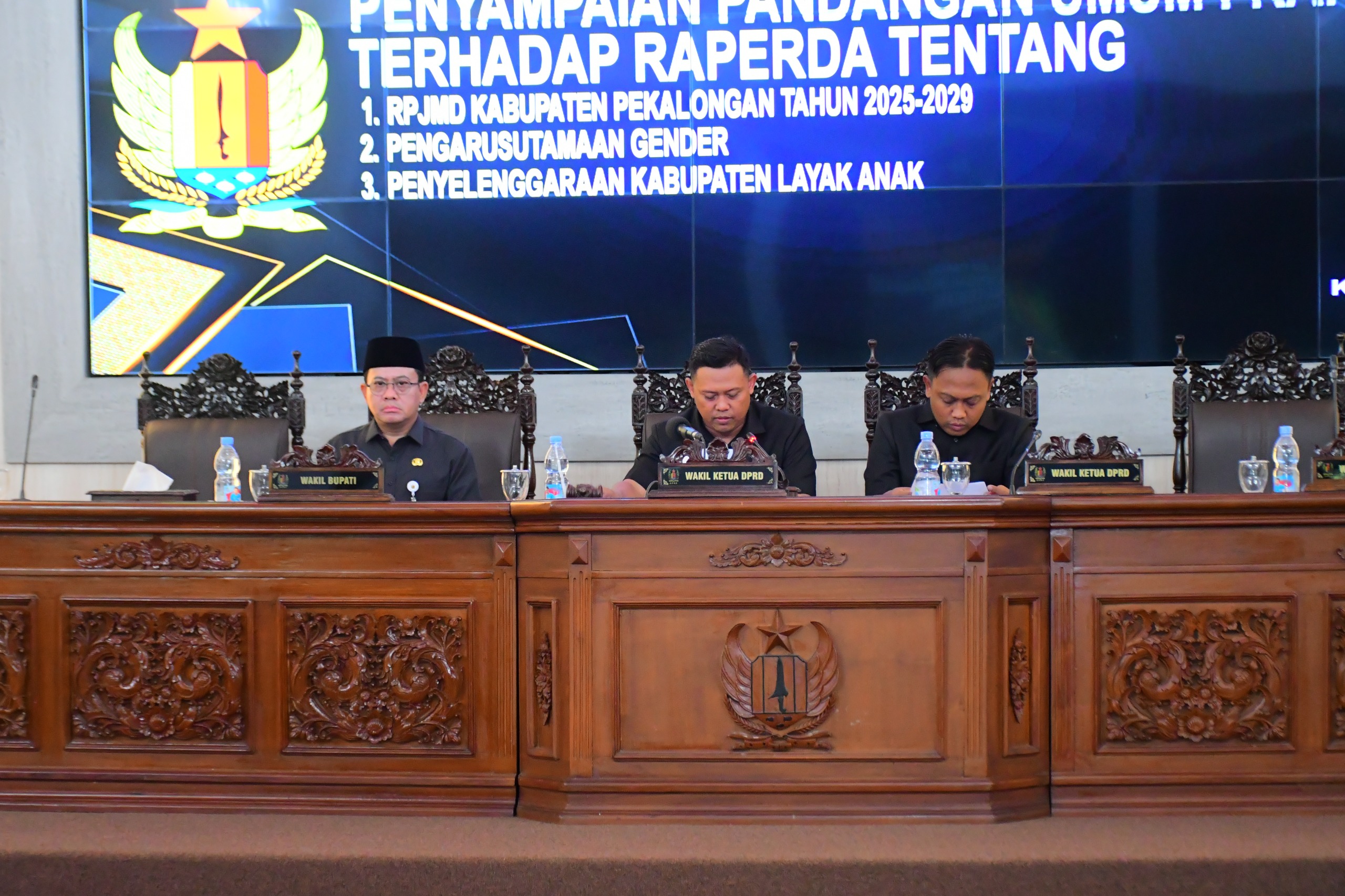 PARIPURNA: Rapat Paripurna Pandangan Umum Fraksi-Fraksi terhadap tiga raperda di Gedung Paripurna DPRD Kabupaten Pekalongan, Senin (19/5/2025).