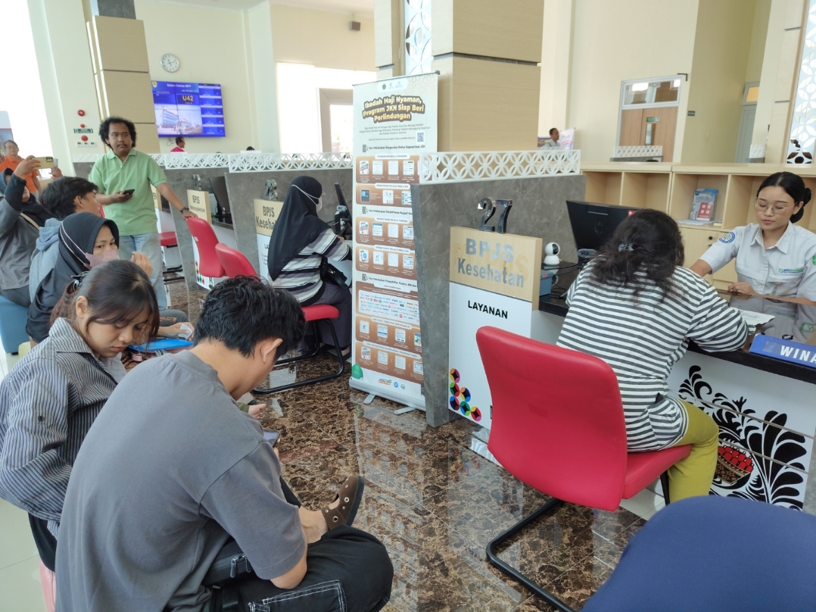 LAYANAN: Warga saat memanfaatkan loket BPJS Kesehatan untuk mendapatkan layanan kepesertaan.