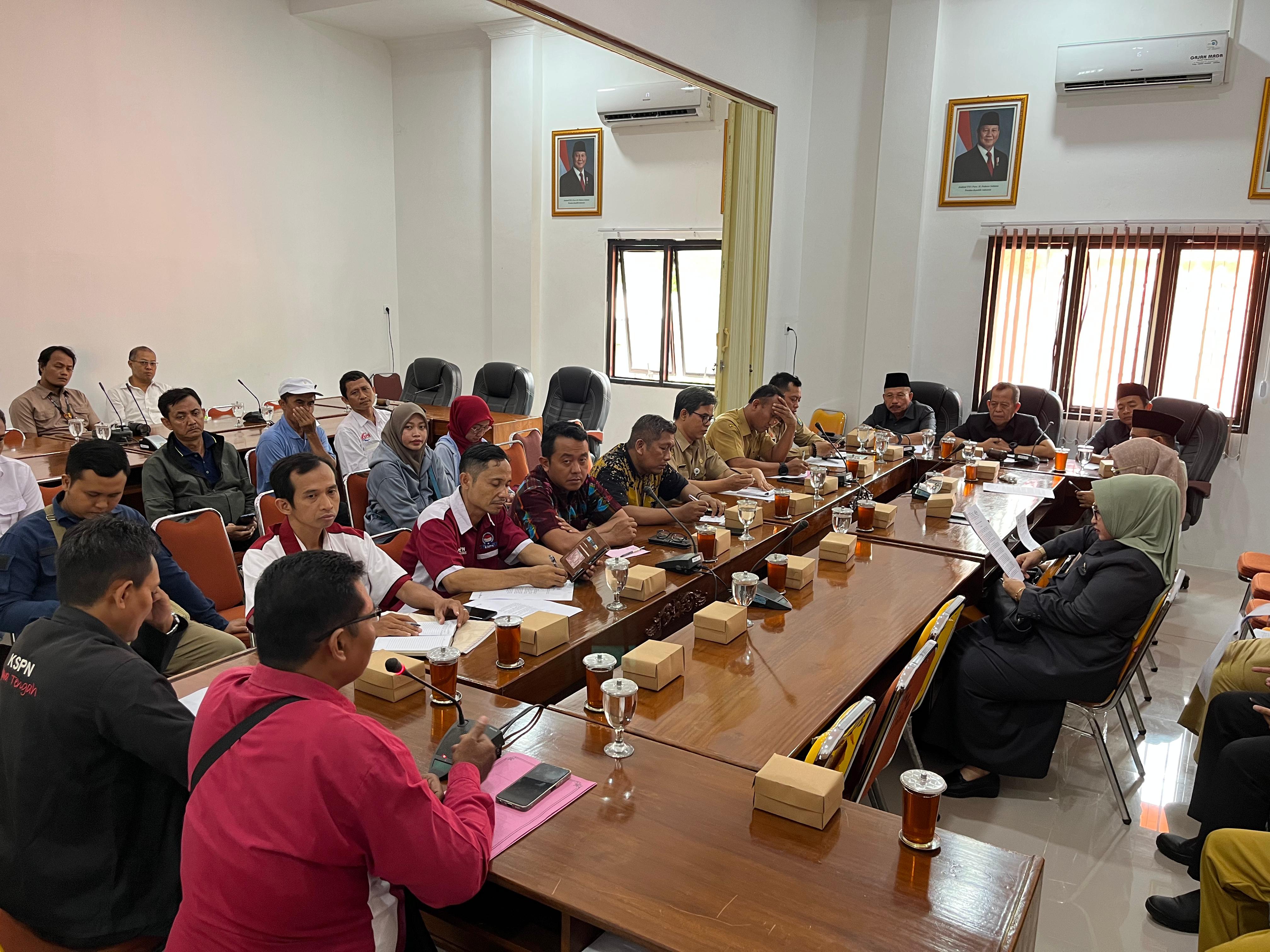 AUDIENSI: Suasana audiensi buruh PT Kabana dengan DPRD Kabupaten Pekalongan, Selasa (20/5/2025).
