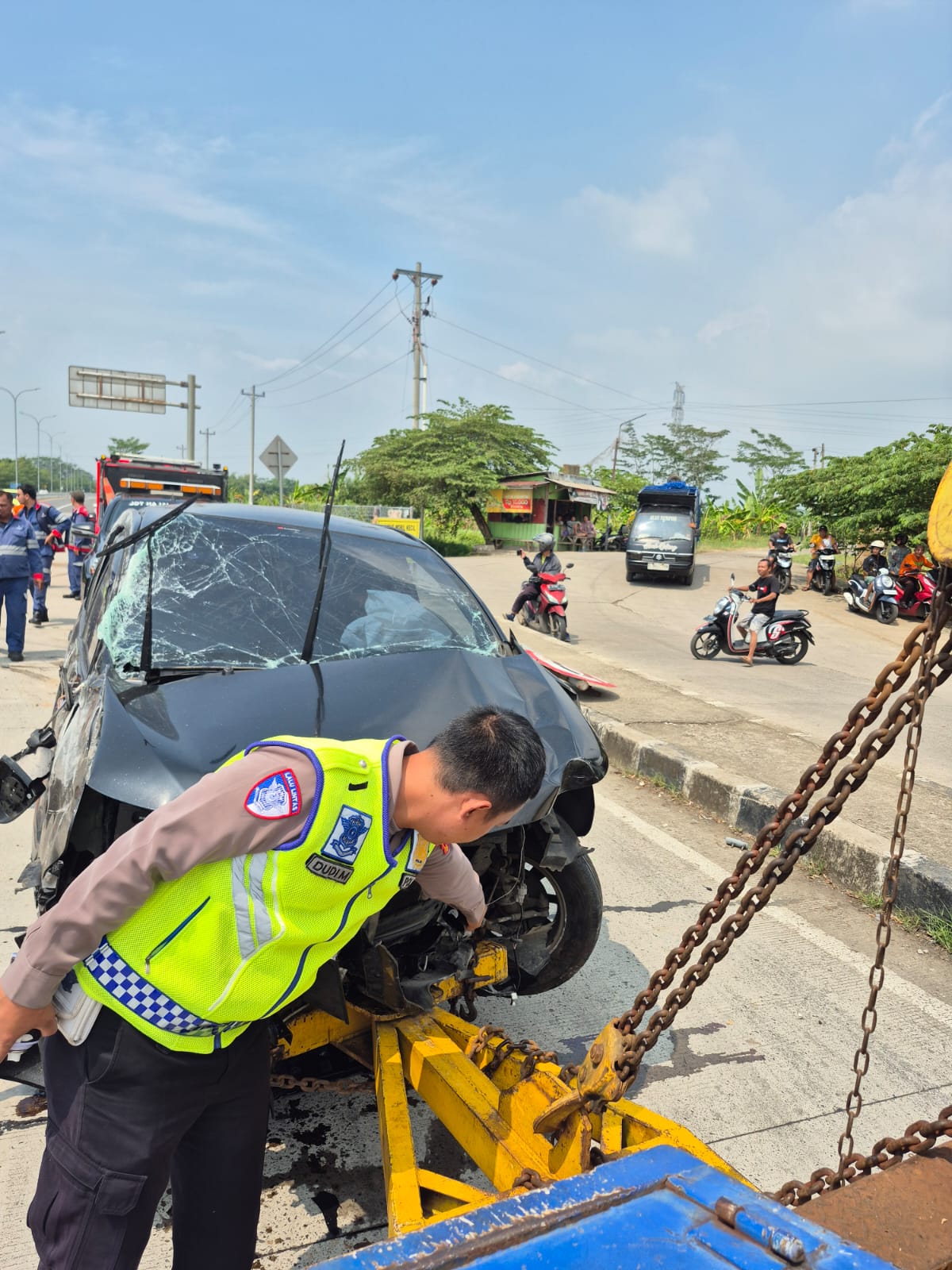 LAKA: Aparat Kepolisian menunjukkan barang bukti kendaraan yang terlibat kecelakaan.