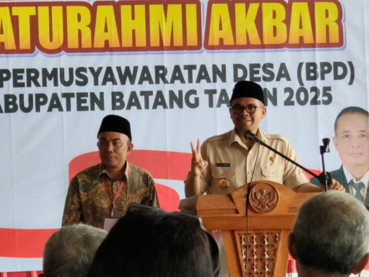 Bupati Batang M Faiz Kurniawan bersama peserta silaturahmi akbar BPD Batang.