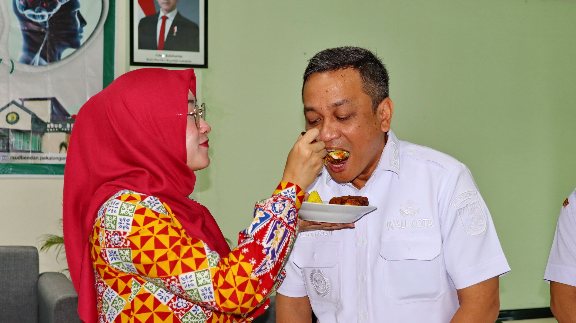 SUAP NASI TUMPENG - Secara simbolis mbak Inggit menyuapi mas Aaf potongan nasi tumpeng, saat merayakan Aniversary ker 21 tahun, di RS Bendan Kota Pekalongan, Rabu (21/5/2025).