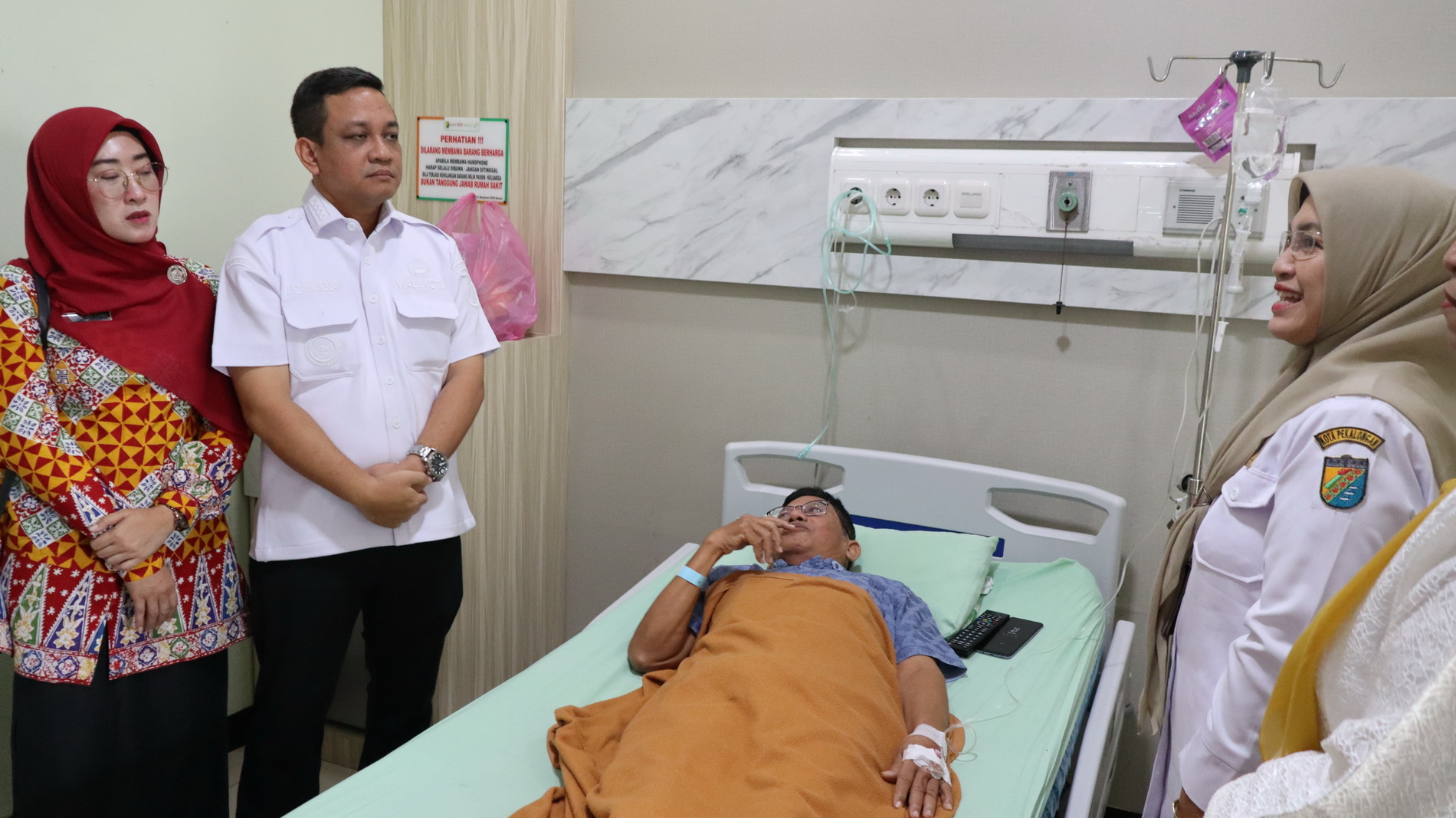 TINJAU - Walikota Pekalongan Mas Aaf dan Ketua TP PKK Inggit, saat tinjau pasien usai resmikan layanan DSA,  Rabu (21/5/2025).