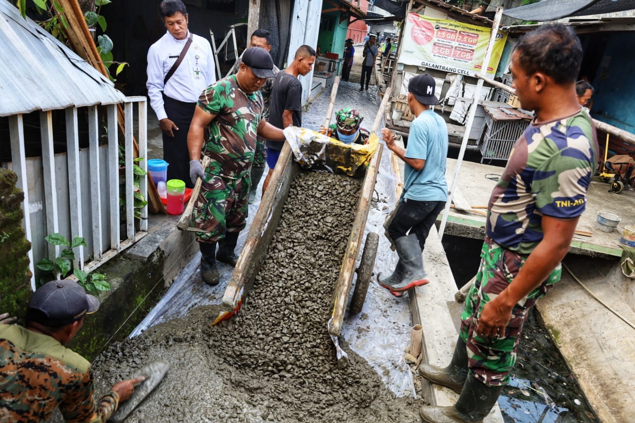 KOMPAK - Lurah dan warga Sapuro Kebulen bahu-membahu bantu TNI bangun jalan setempat dalam program&nbsp;TMMD, Rabu (21/5/2025).