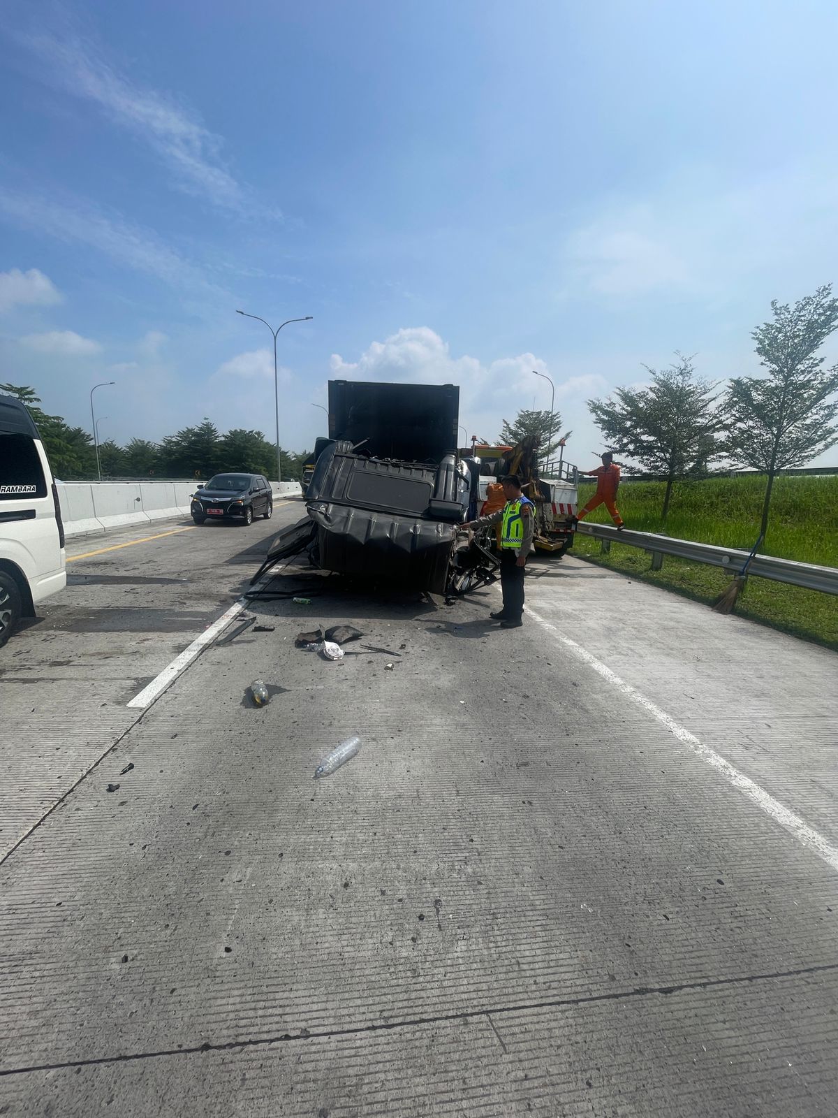 LAKA MAUT: Petugas kepolisian menunjukkan truk yang terlibat kecelakaan di tol Pemalang-Batang.