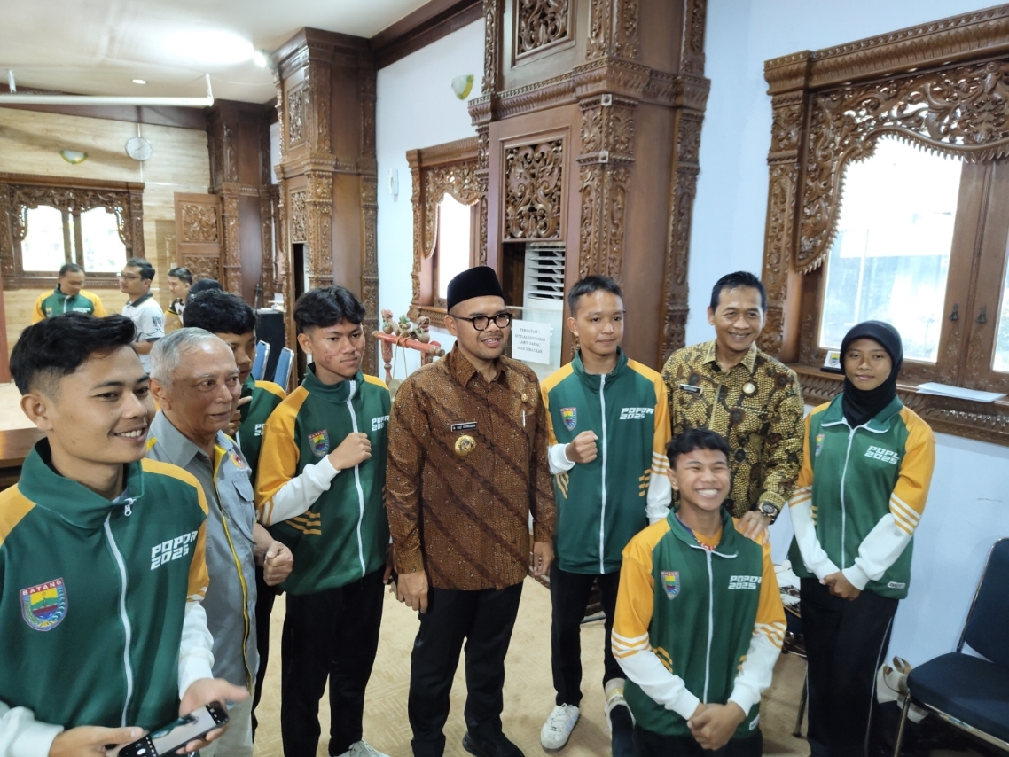 SIAP BERTANDING: Bupati Batang M Faiz Kurniawan bersama Wakilnya Suyono dengan para atlet muda.