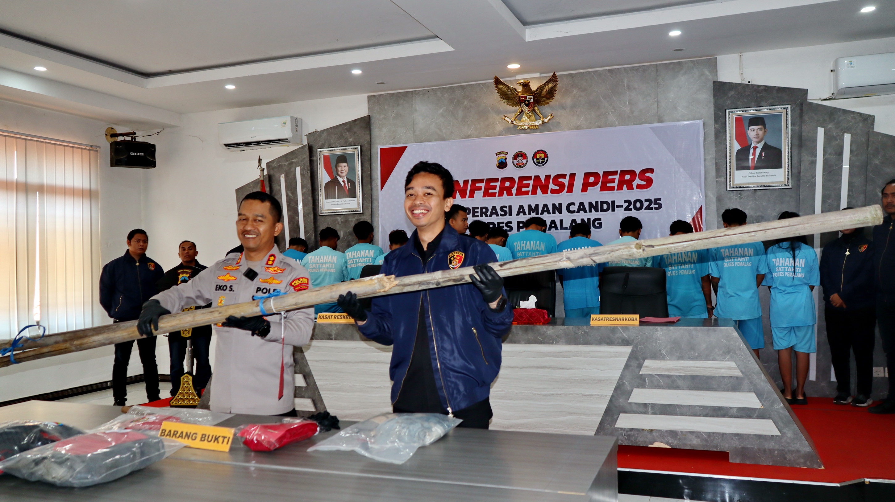 TUNJUKKAN BB -&nbsp;Kapolres Pemalang AKBP Eko Sunaryo tunjukkan salah satu barang bukti penganiayaan, di Mapolres setempat, Rabu (21/5/2025).