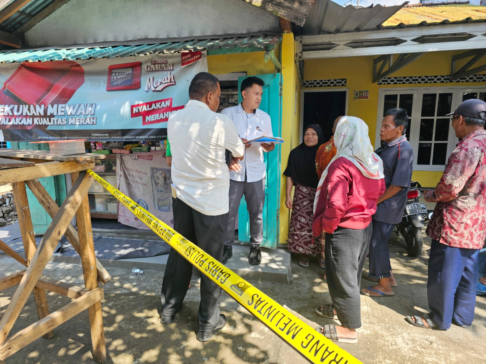 OLAH TKP - Anggota Polres Pemalang saat olah TKP kasus penganiayaan hingga meninggal dunia di Moga Pemalang, Rabu (22/5/2025).